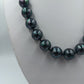Halskette mit schwarzen schimmernden Perlen eleganter Modeschmuck klassisch