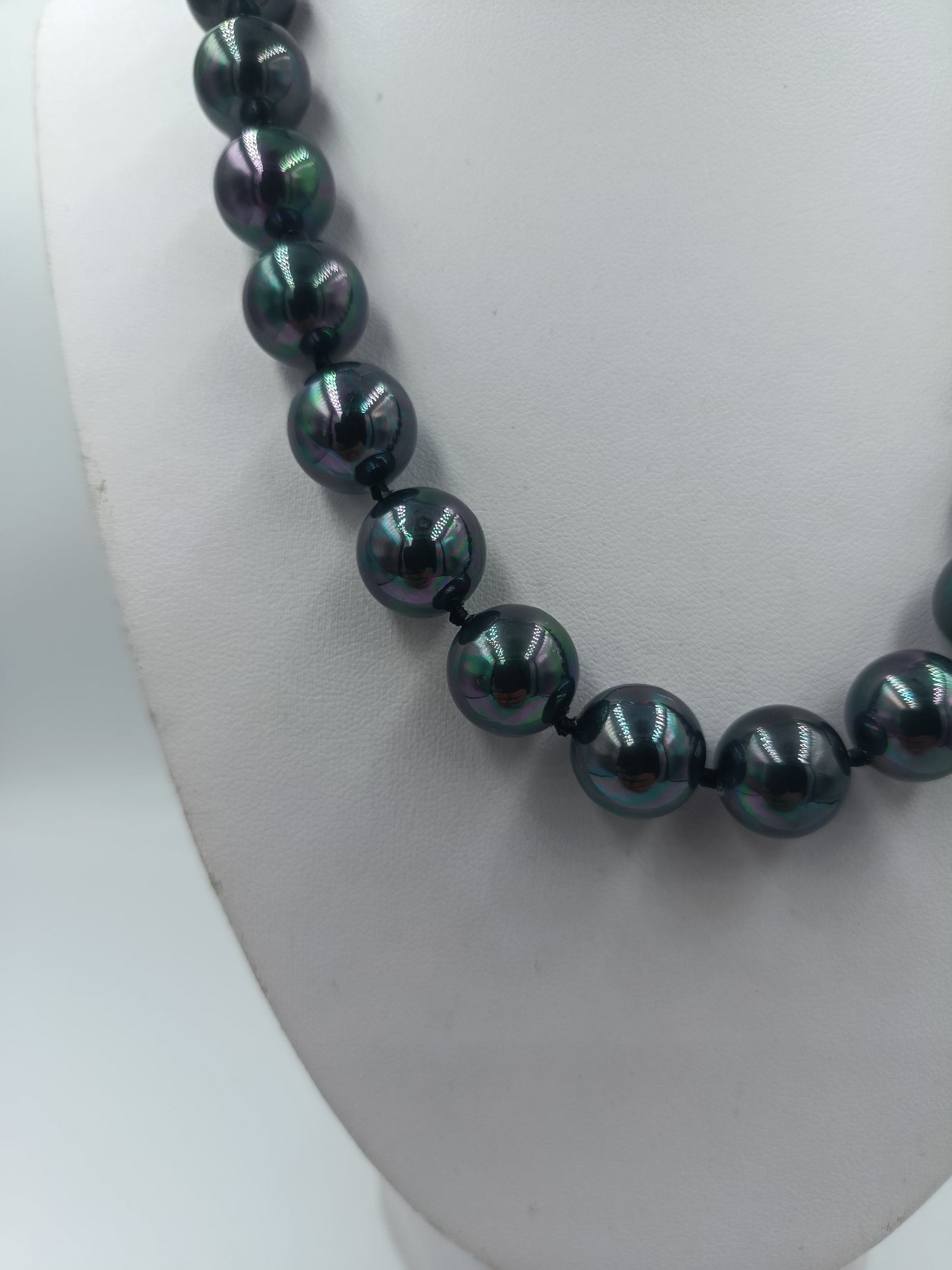 Halskette mit schwarzen schimmernden Perlen eleganter Modeschmuck klassisch