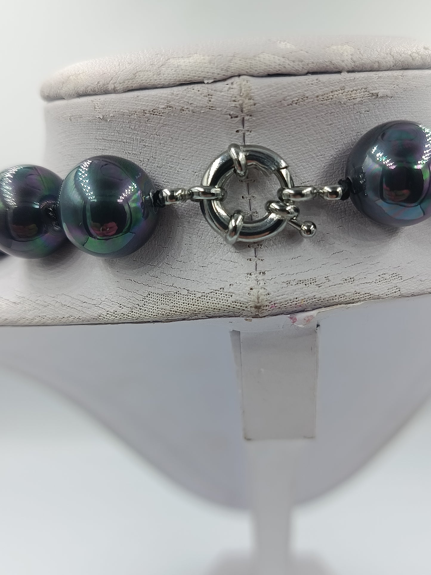 Halskette mit schwarzen schimmernden Perlen eleganter Modeschmuck klassisch