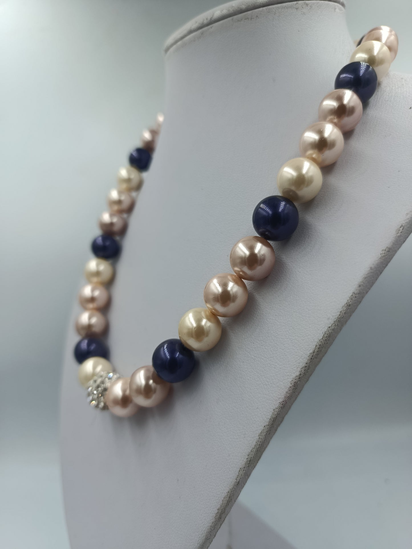 Halskette mit Perlen in Creme Rosa Blau und Strass Kugel eleganter Schmuck