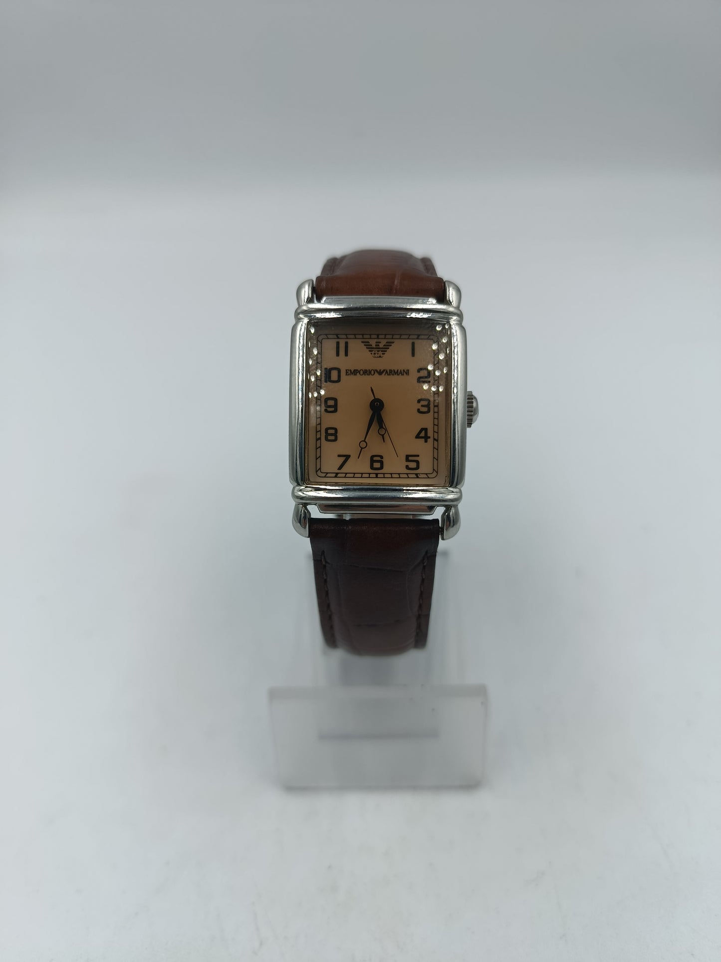 Emporio Armani Armbanduhr mit braunem Lederarmband und silbernem Gehäuse