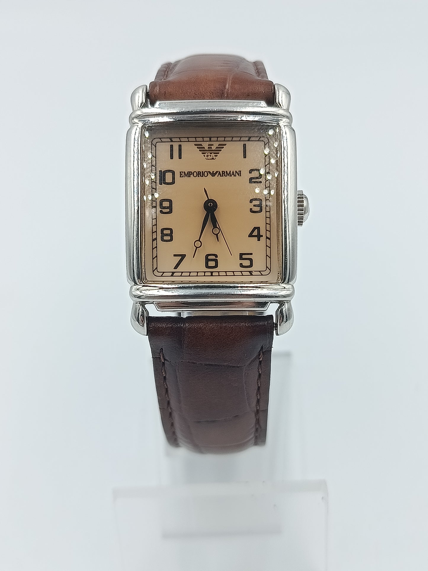 Emporio Armani Armbanduhr mit braunem Lederarmband und silbernem Gehäuse