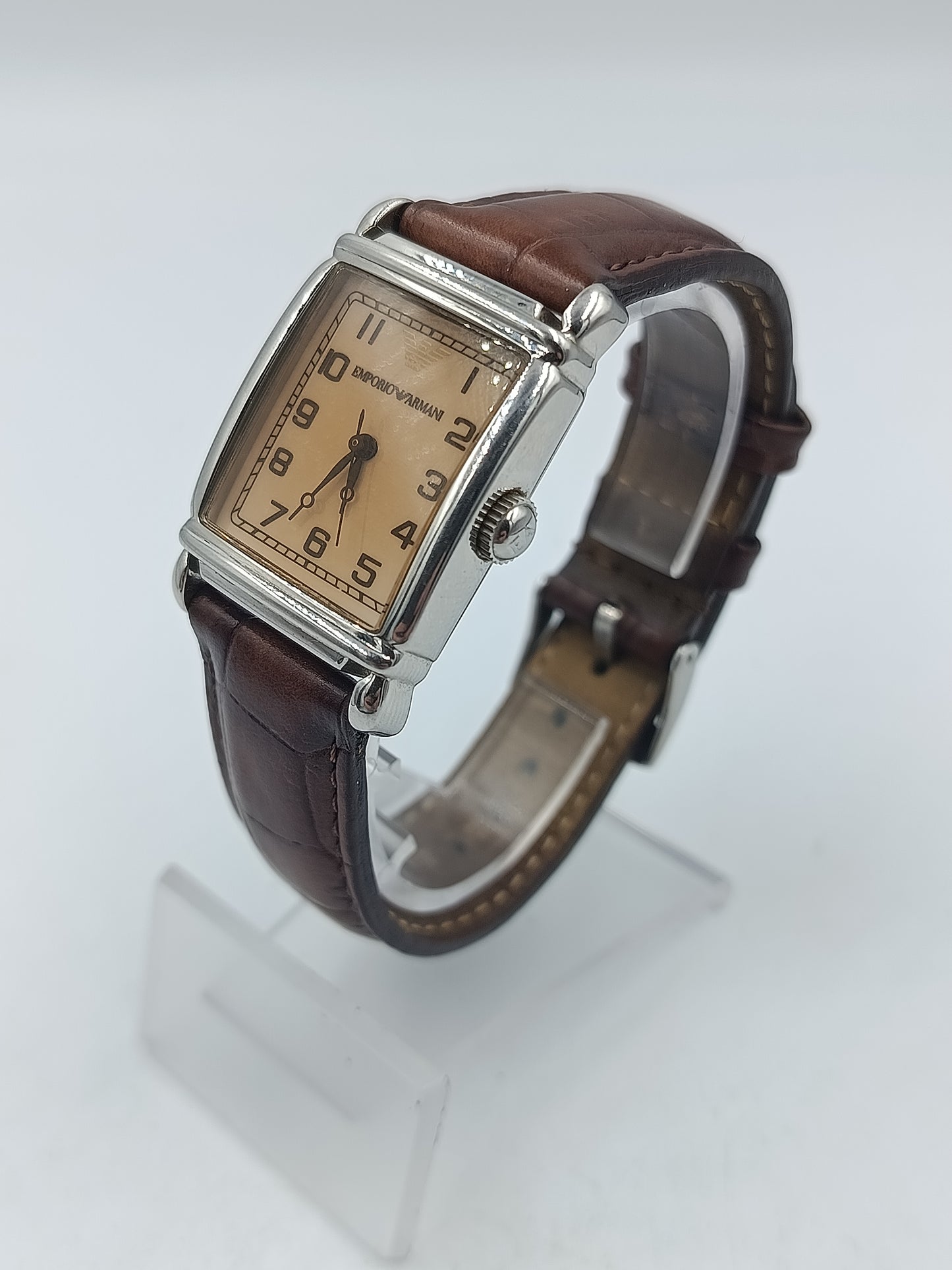 Emporio Armani Armbanduhr mit braunem Lederarmband und silbernem Gehäuse