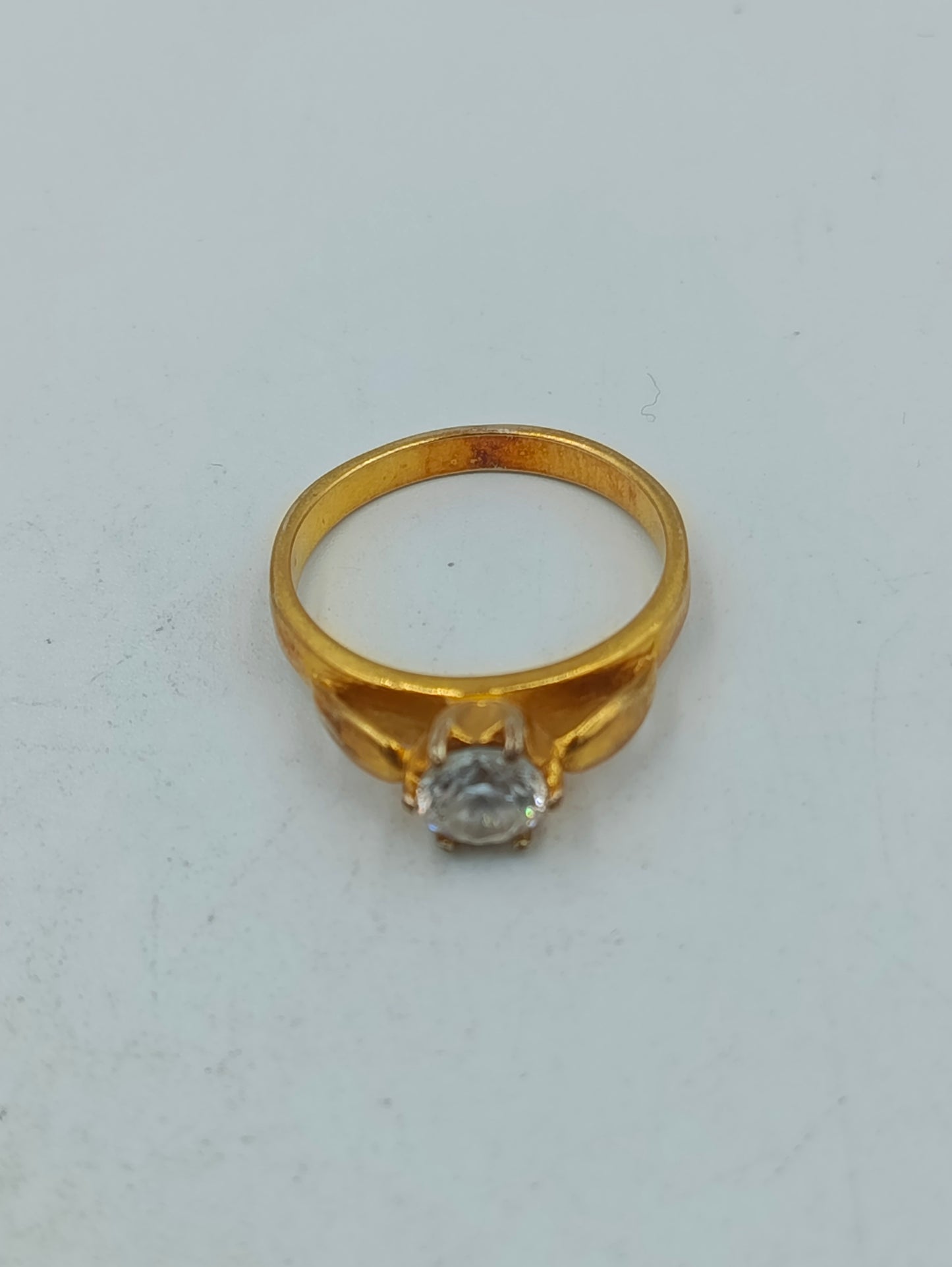 Vergoldeter Ring mit klarem Stein klassisch elegant Schmuck