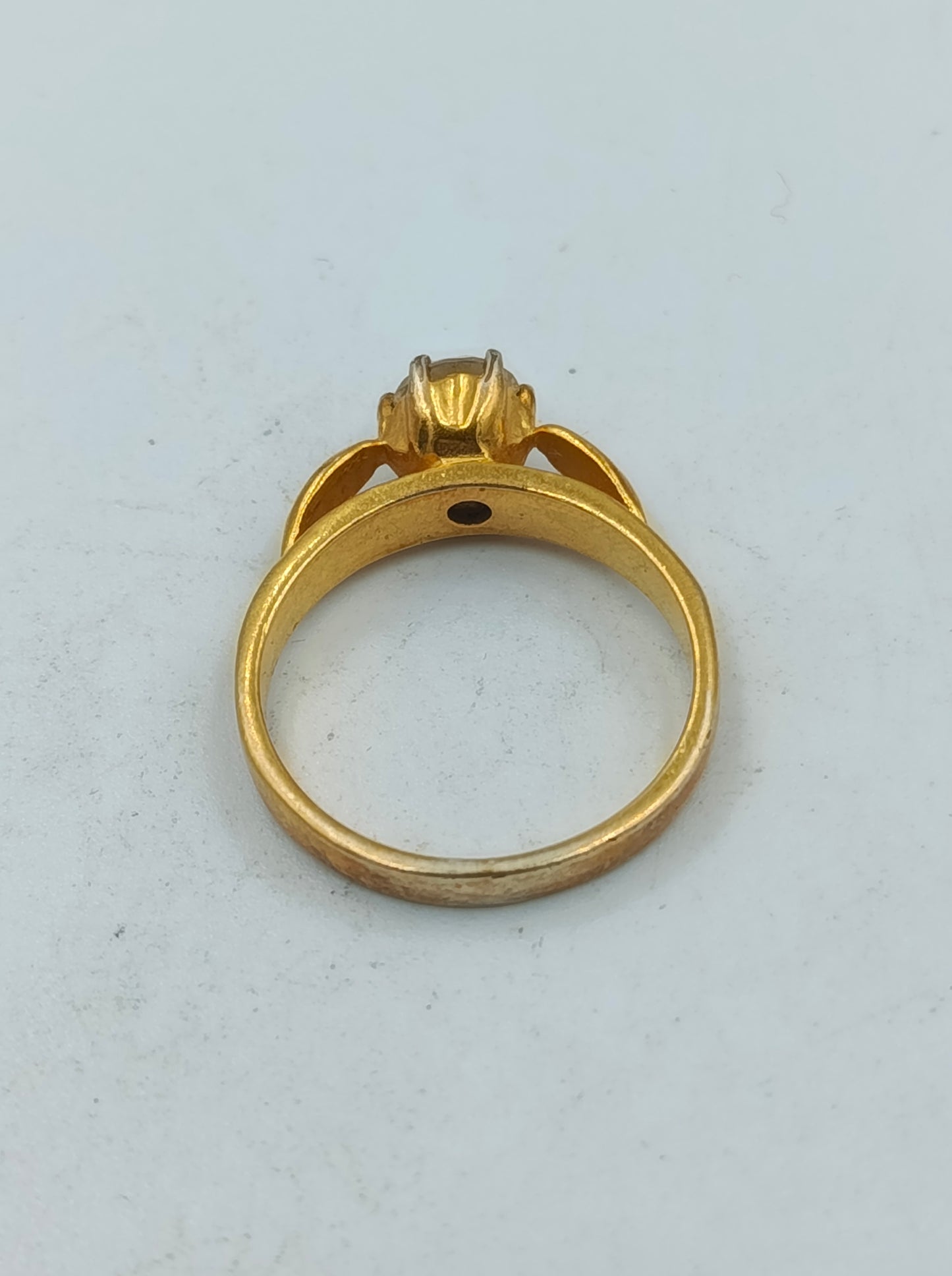 Vergoldeter Ring mit klarem Stein klassisch elegant Schmuck