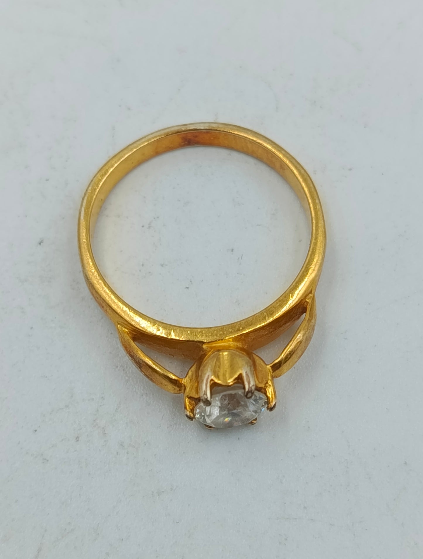 Vergoldeter Ring mit klarem Stein klassisch elegant Schmuck