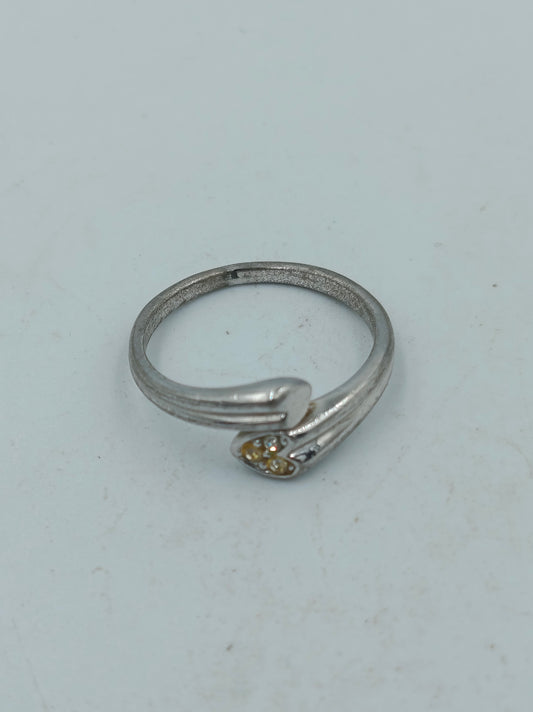Silberfarbener Ring mit gelben und klaren Steinen modern elegant