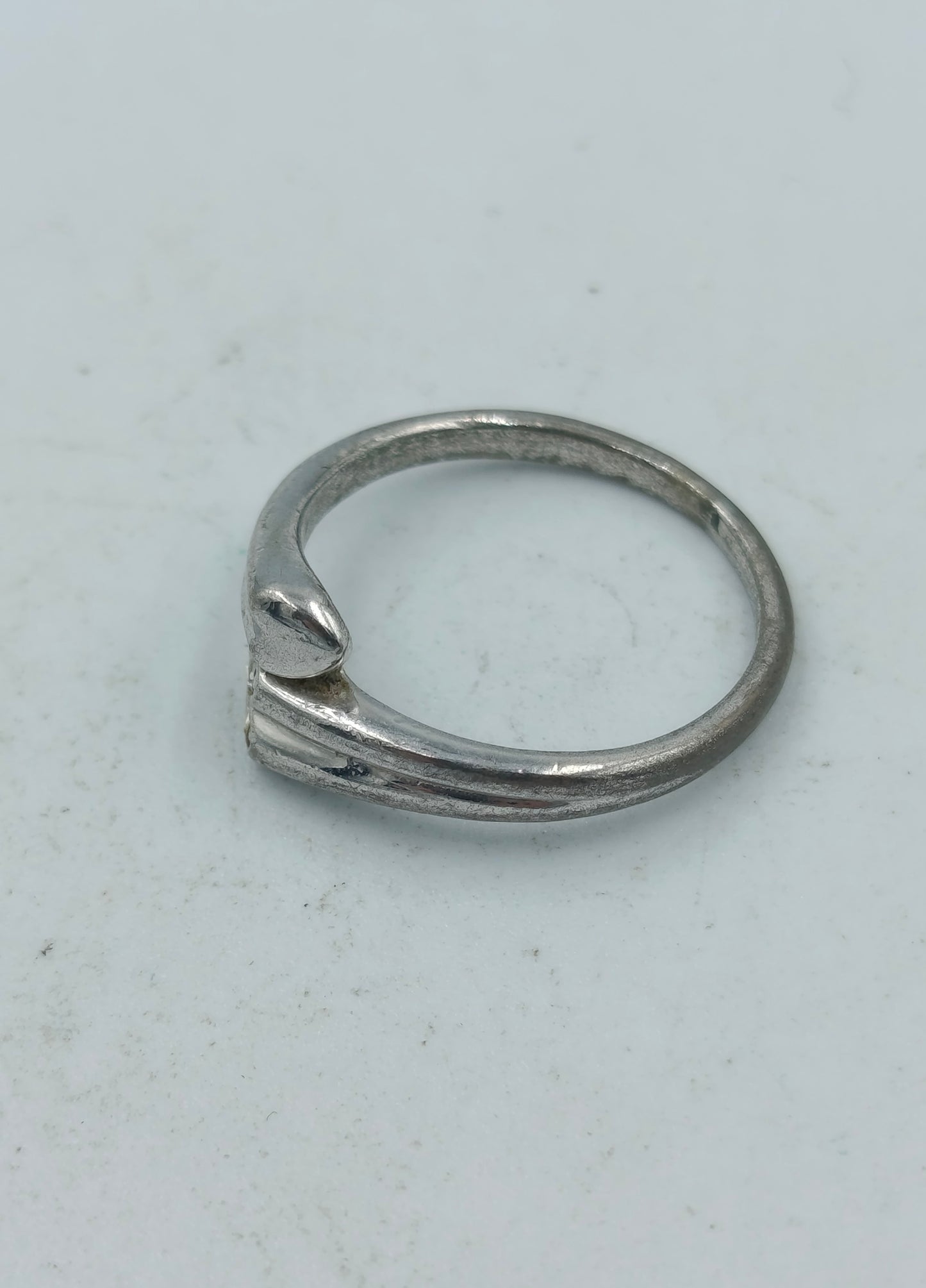 Silberfarbener Ring mit gelben und klaren Steinen modern elegant