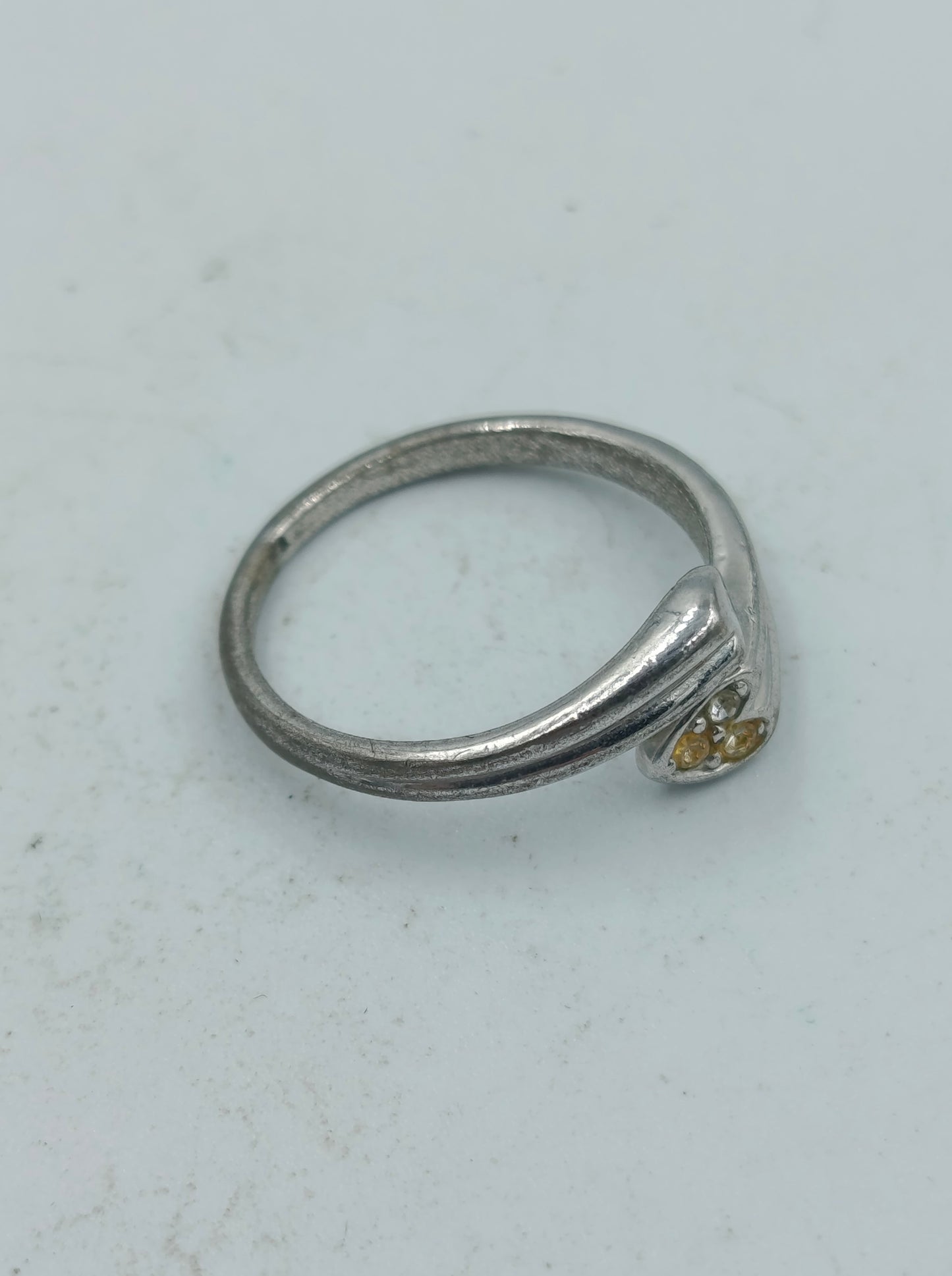 Silberfarbener Ring mit gelben und klaren Steinen modern elegant