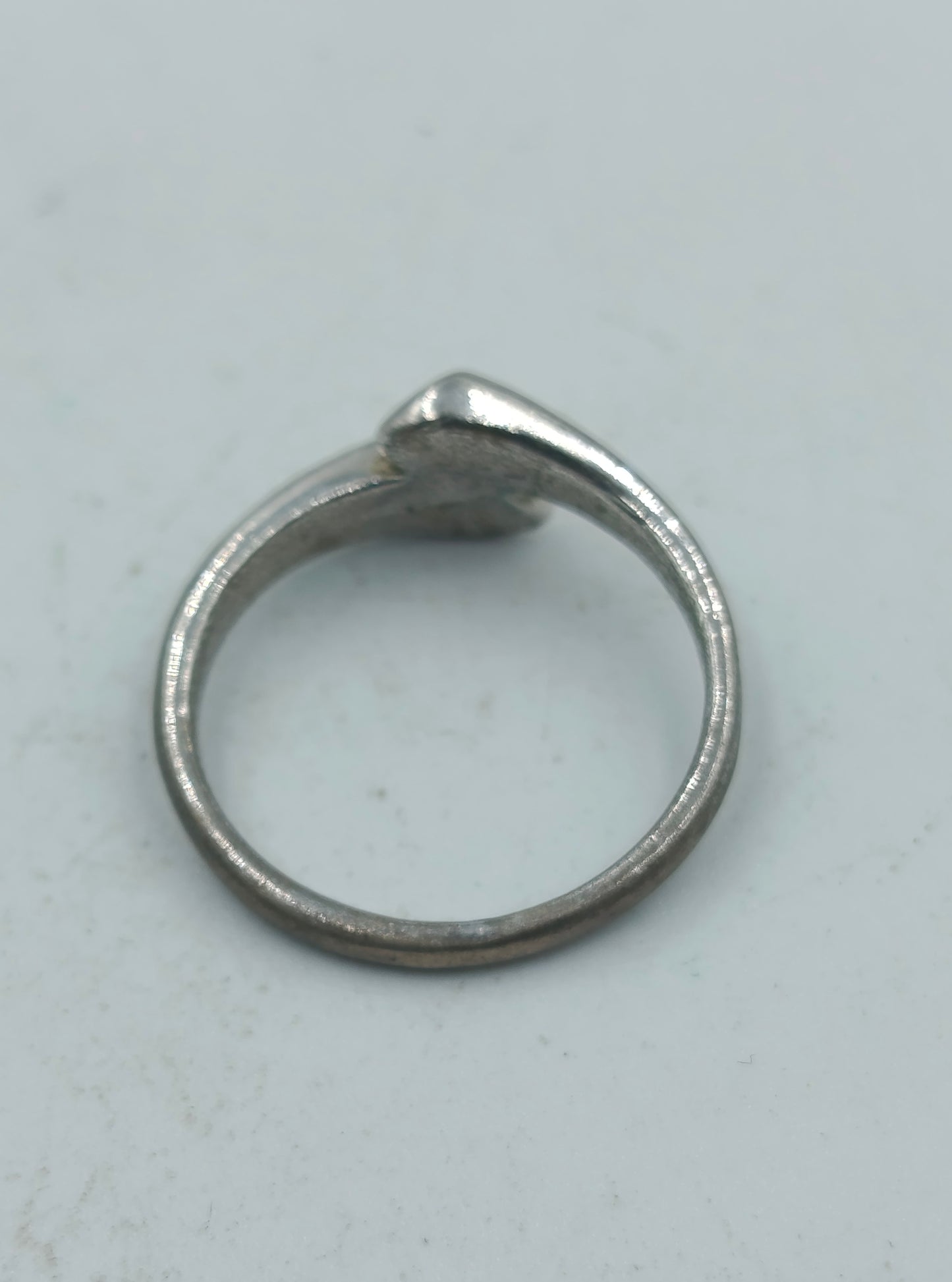 Silberfarbener Ring mit gelben und klaren Steinen modern elegant