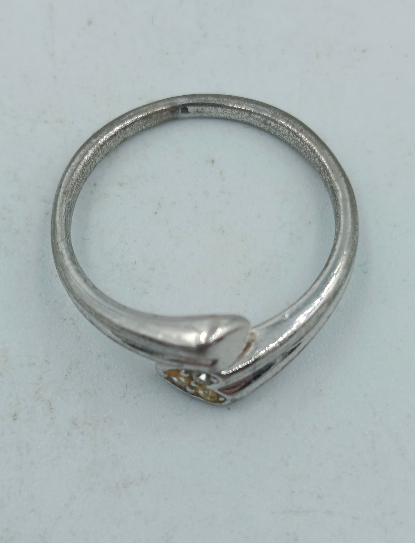 Silberfarbener Ring mit gelben und klaren Steinen modern elegant