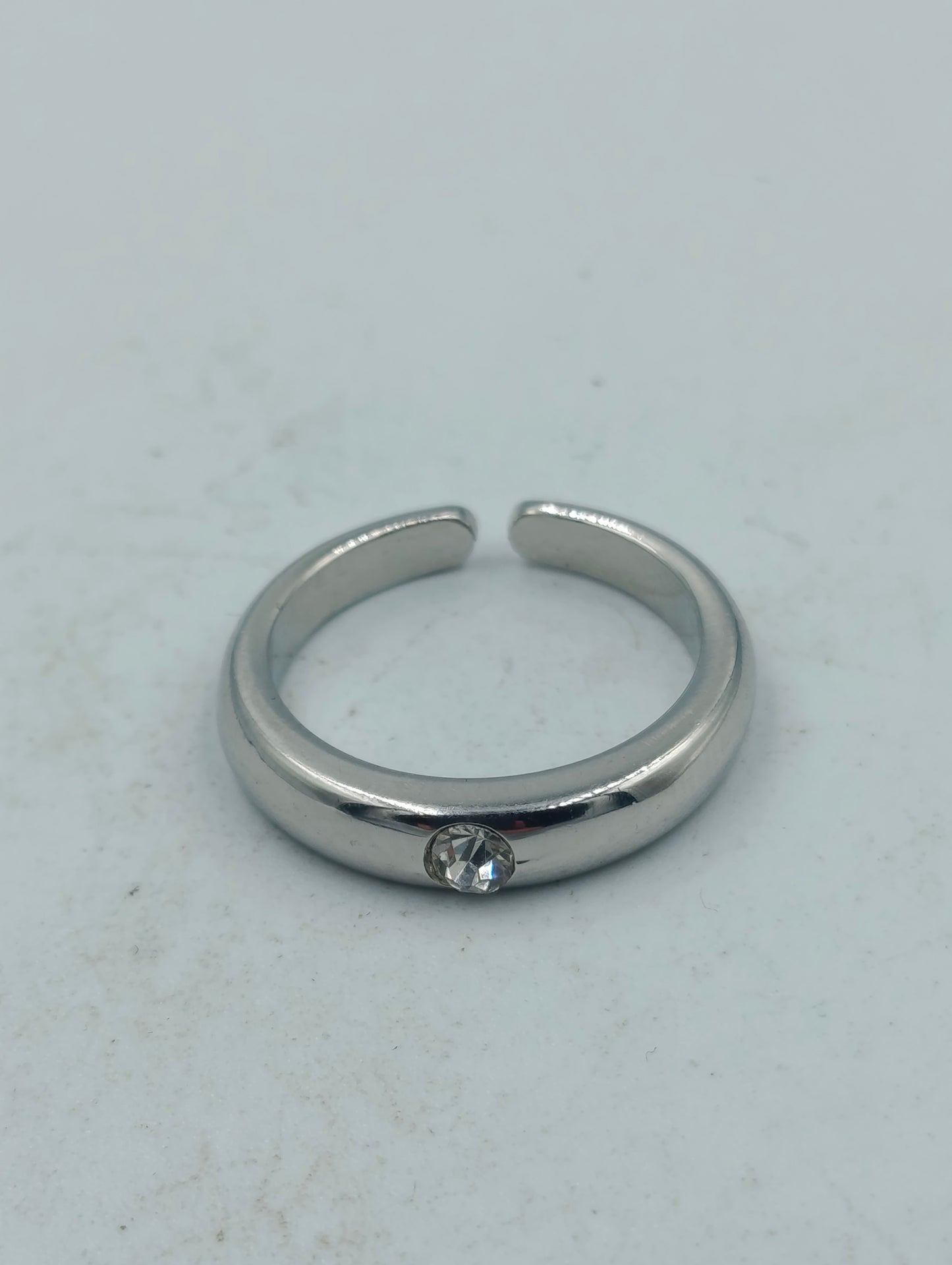 Silberfarbener offener Ring mit klarem Stein schlicht modern Schmuck