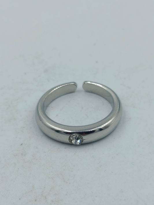 Silberfarbener offener Ring mit klarem Stein schlicht modern Schmuck