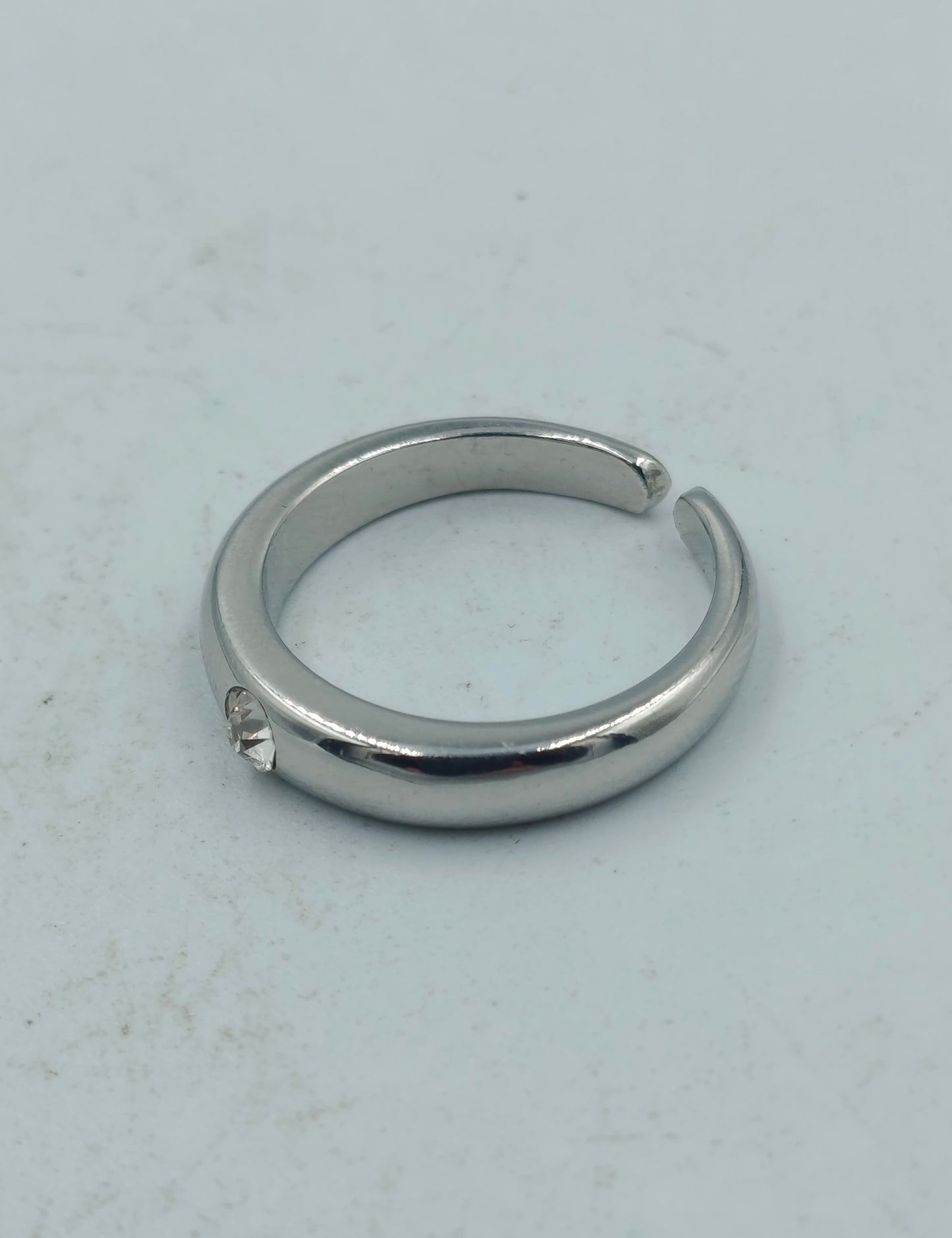 Silberfarbener offener Ring mit klarem Stein schlicht modern Schmuck