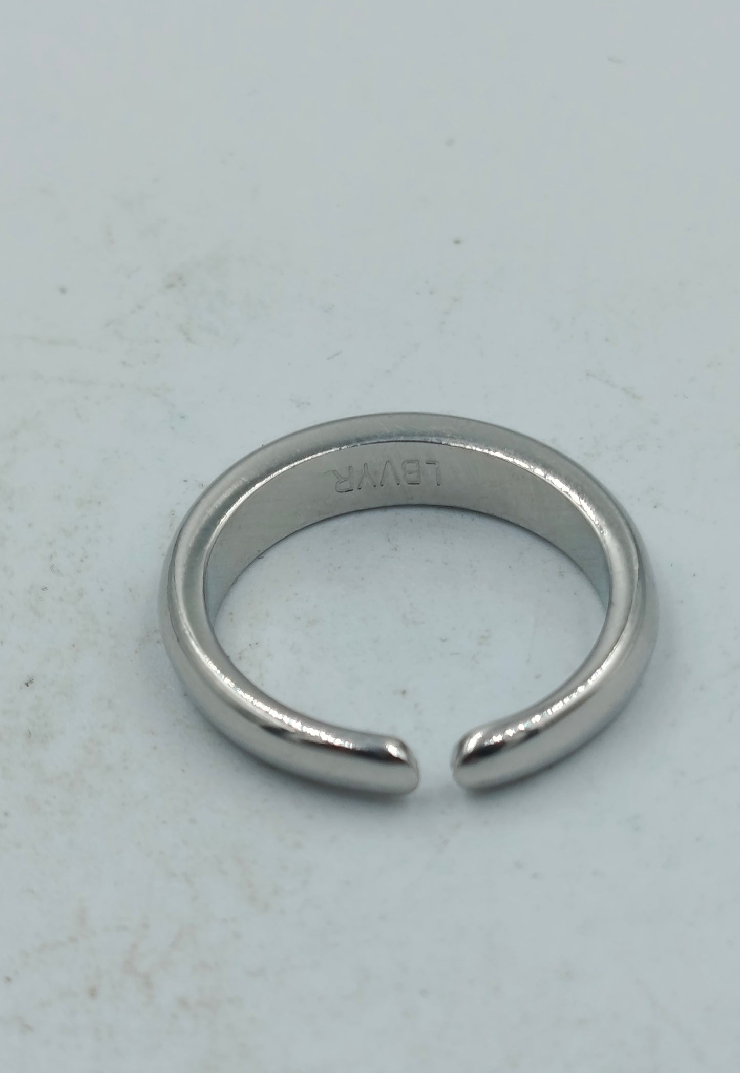 Silberfarbener offener Ring mit klarem Stein schlicht modern Schmuck
