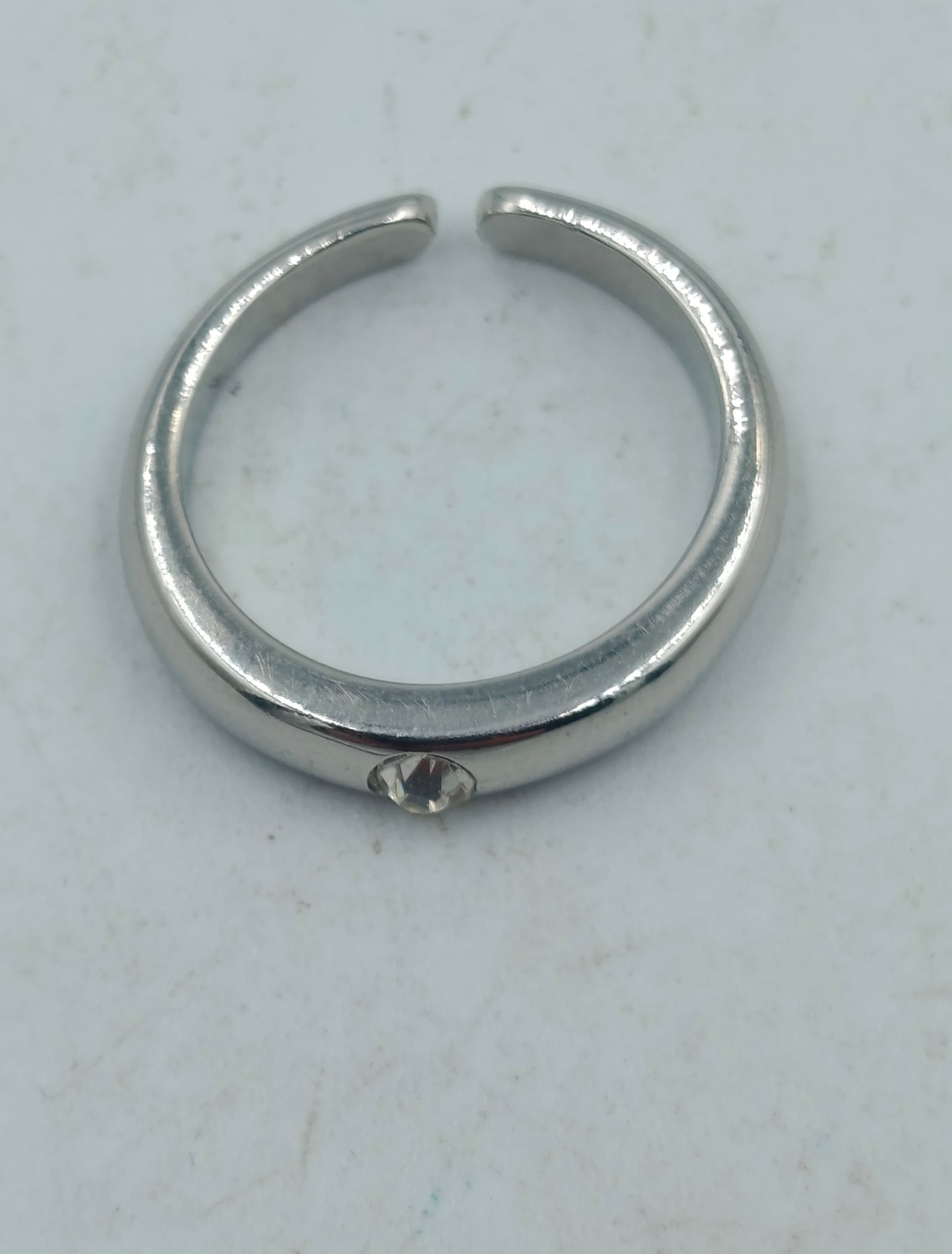 Silberfarbener offener Ring mit klarem Stein schlicht modern Schmuck
