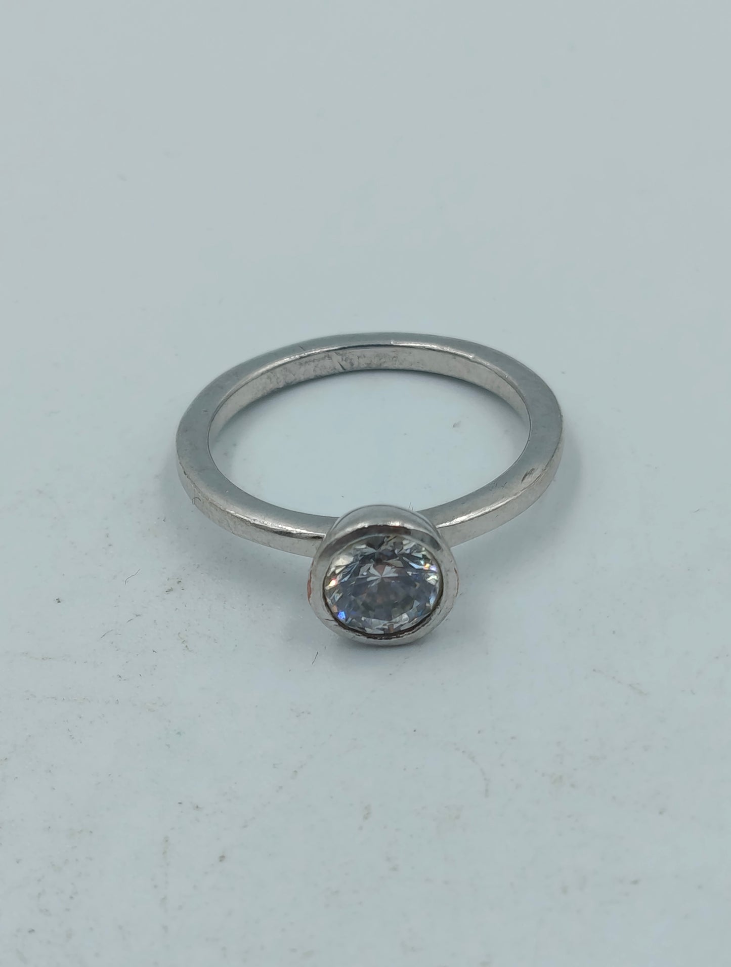 Silberfarbener Ring mit großem klarem Stein schlicht elegant Schmuck