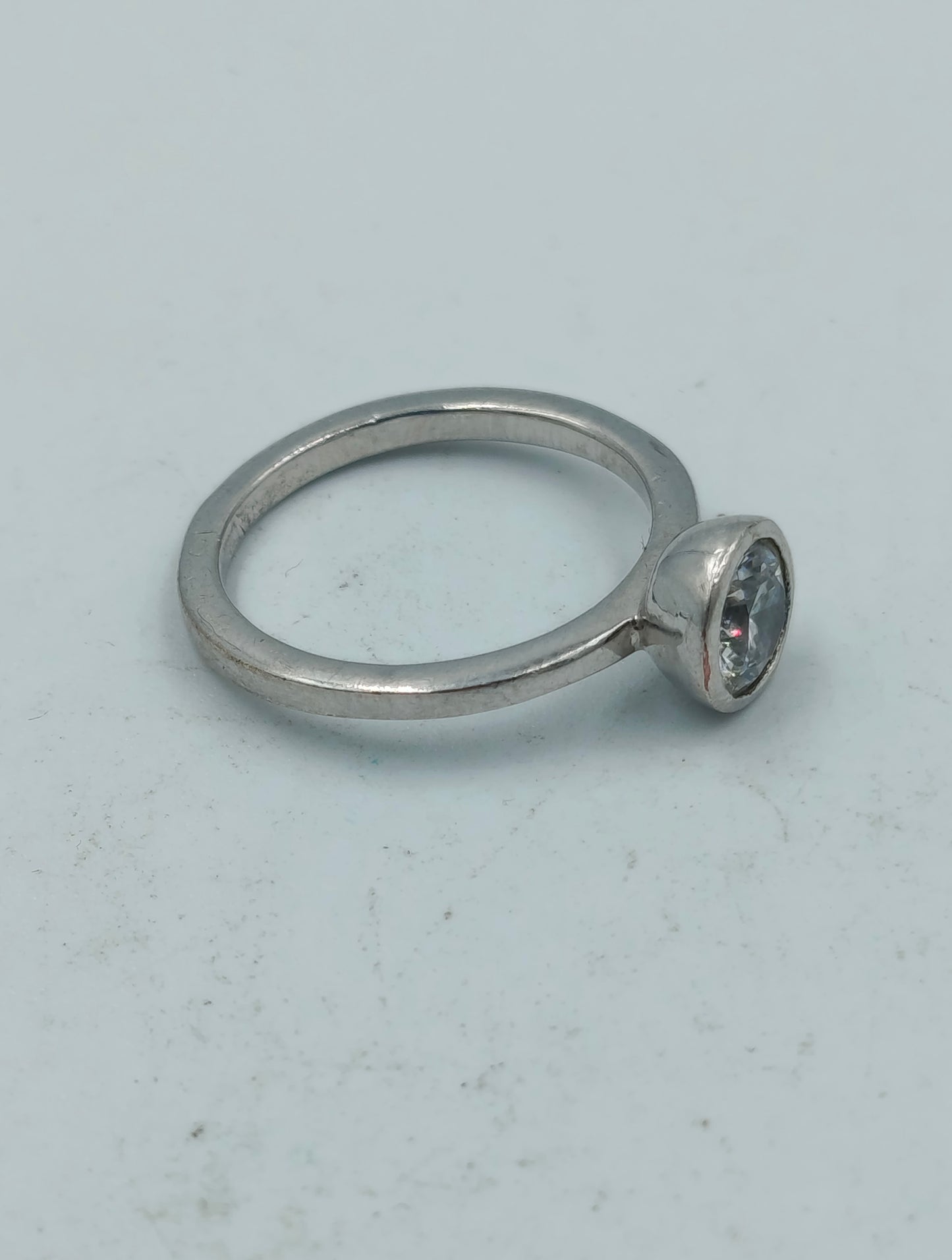 Silberfarbener Ring mit großem klarem Stein schlicht elegant Schmuck