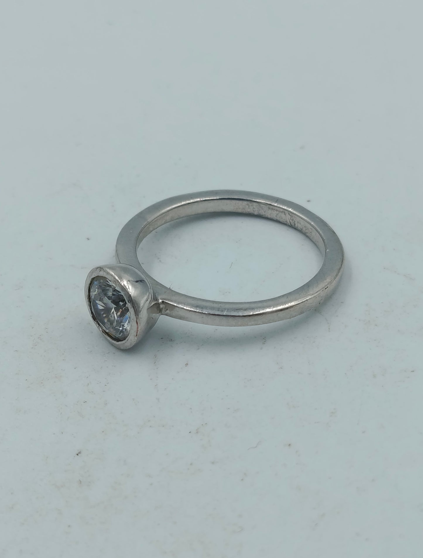 Silberfarbener Ring mit großem klarem Stein schlicht elegant Schmuck