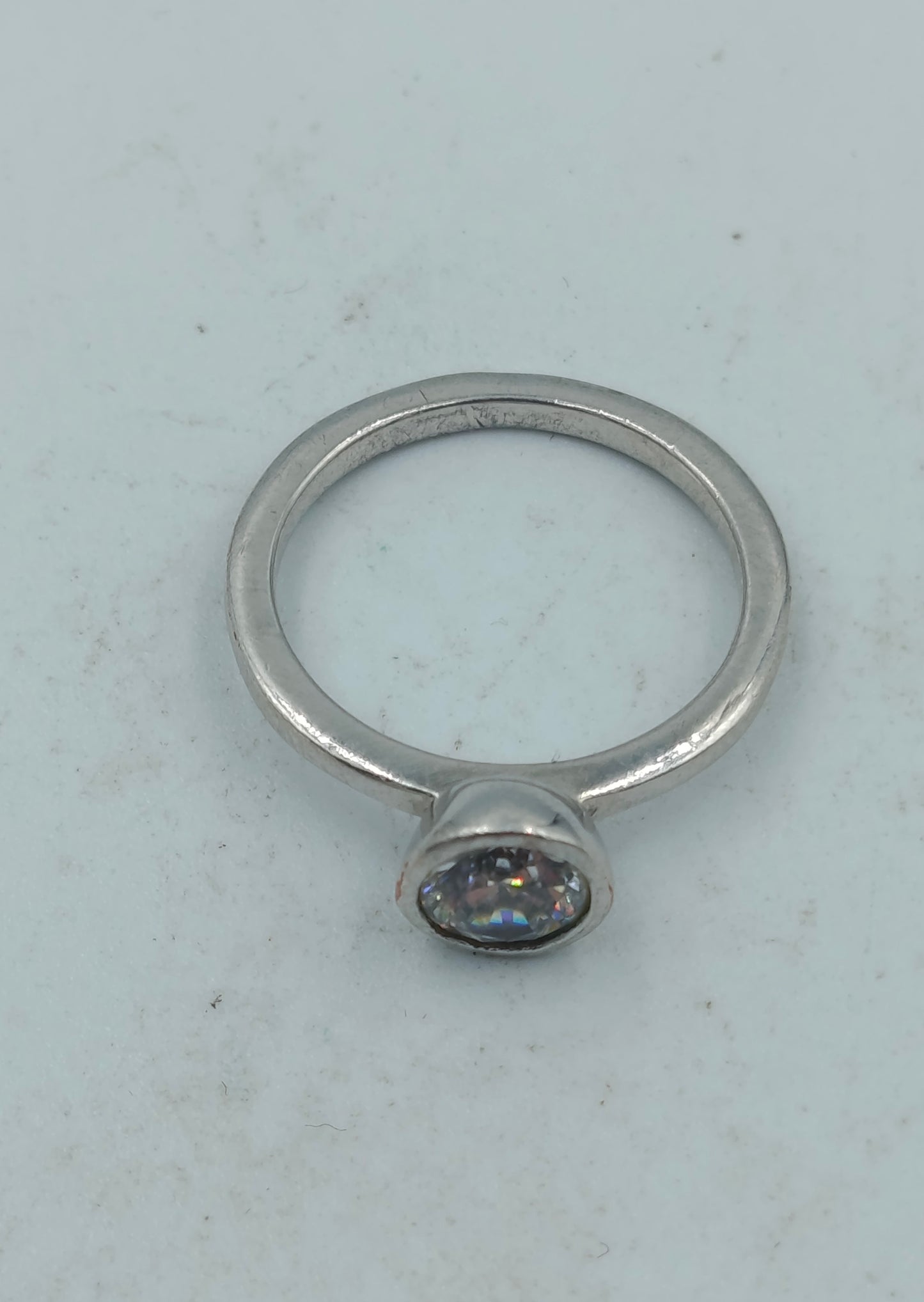 Silberfarbener Ring mit großem klarem Stein schlicht elegant Schmuck