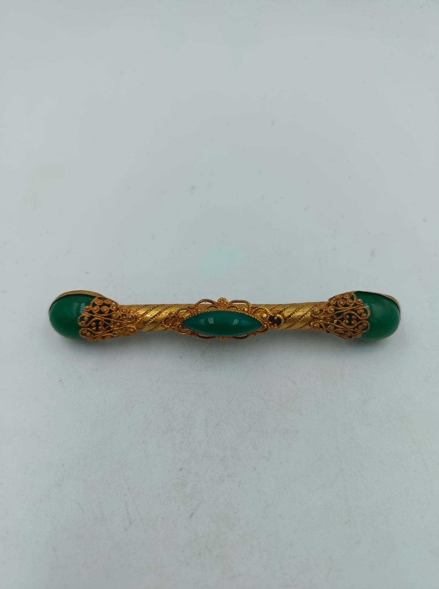 Vintage Brosche goldfarben mit grünen Steinen filigran Schmuck