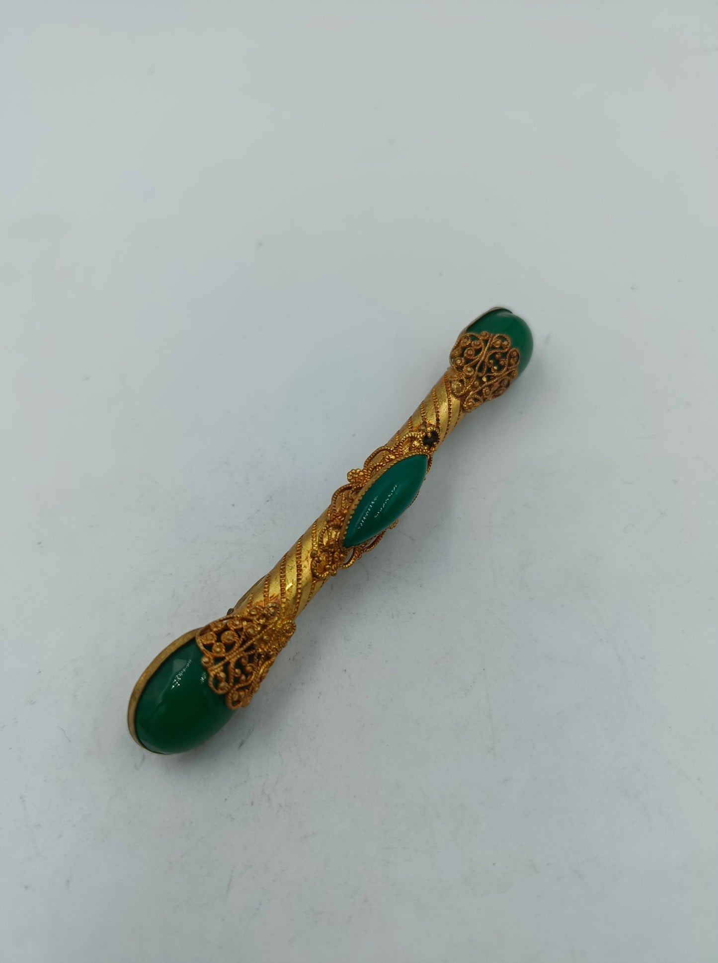 Vintage Brosche goldfarben mit grünen Steinen filigran Schmuck