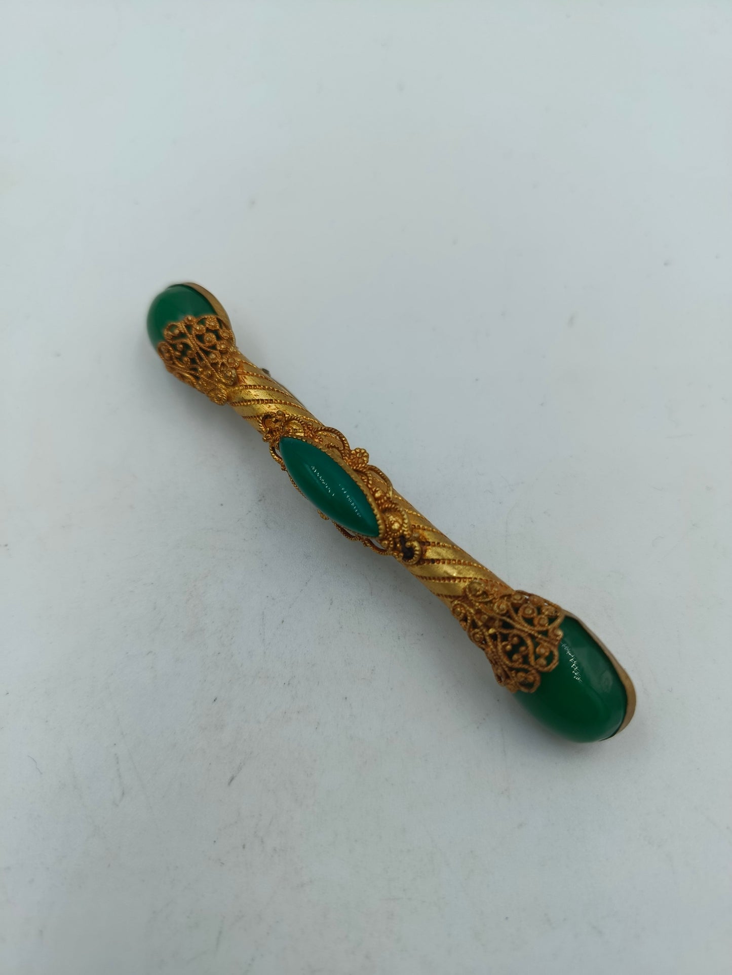 Vintage Brosche goldfarben mit grünen Steinen filigran Schmuck
