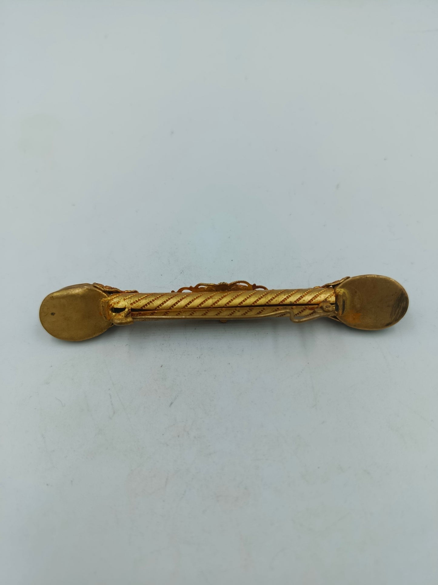 Vintage Brosche goldfarben mit grünen Steinen filigran Schmuck