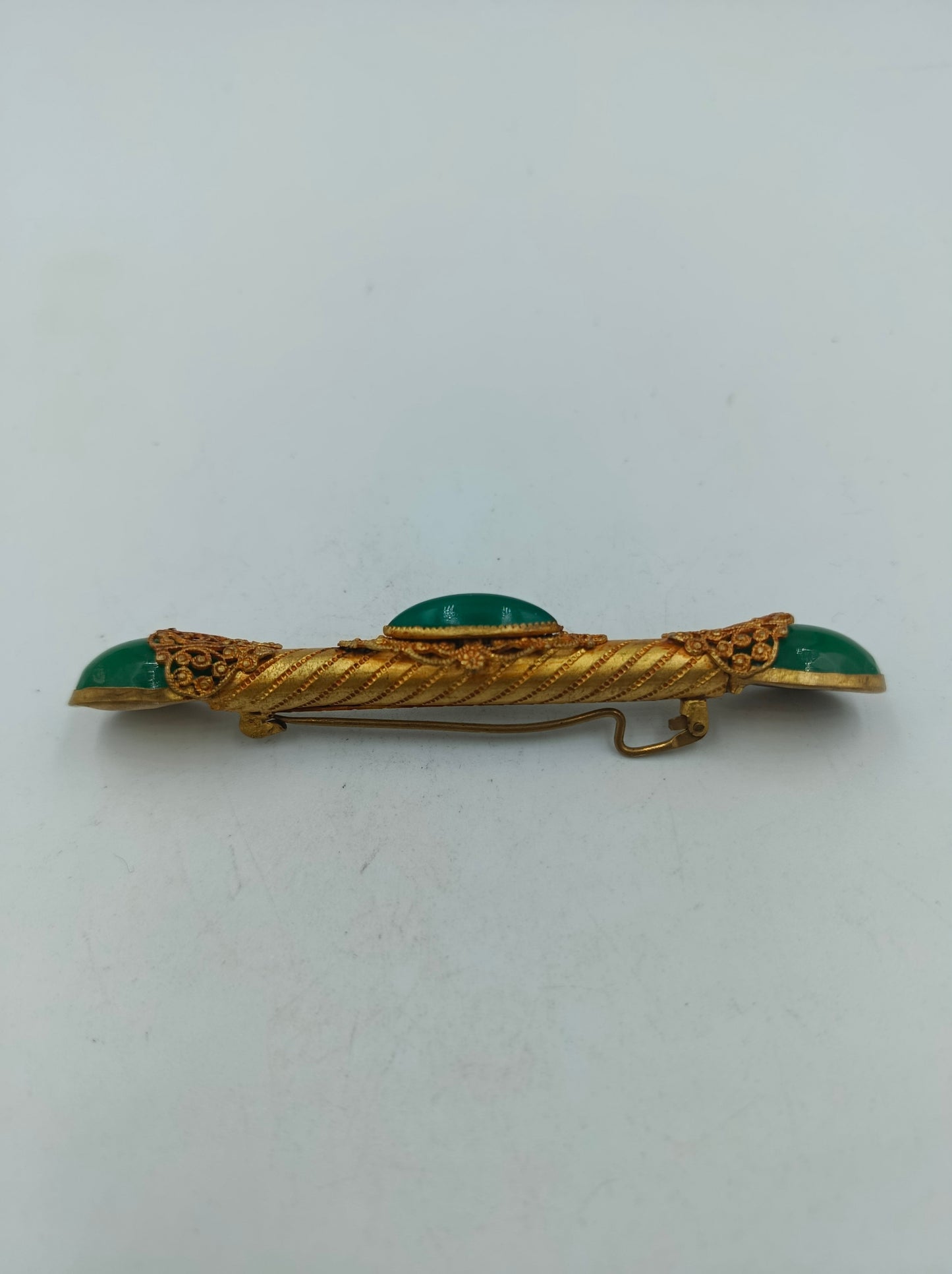 Vintage Brosche goldfarben mit grünen Steinen filigran Schmuck