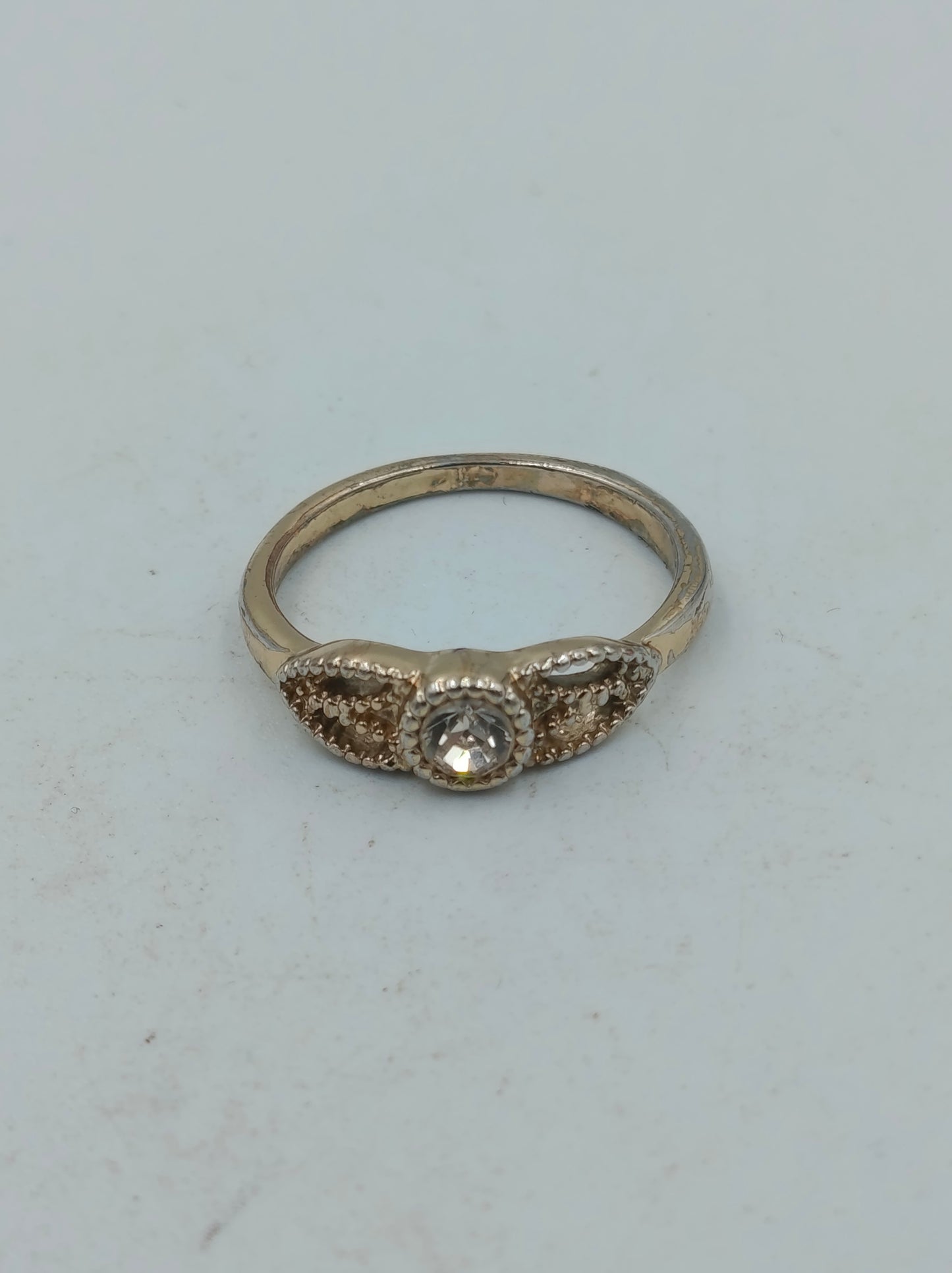 Feiner goldfarbener Ring mit klarem Stein filigran elegant Damenring