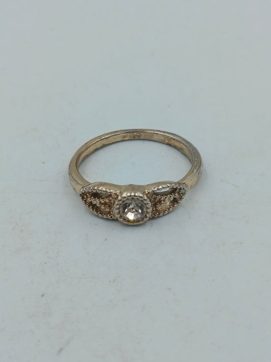 Feiner goldfarbener Ring mit klarem Stein filigran elegant Damenring