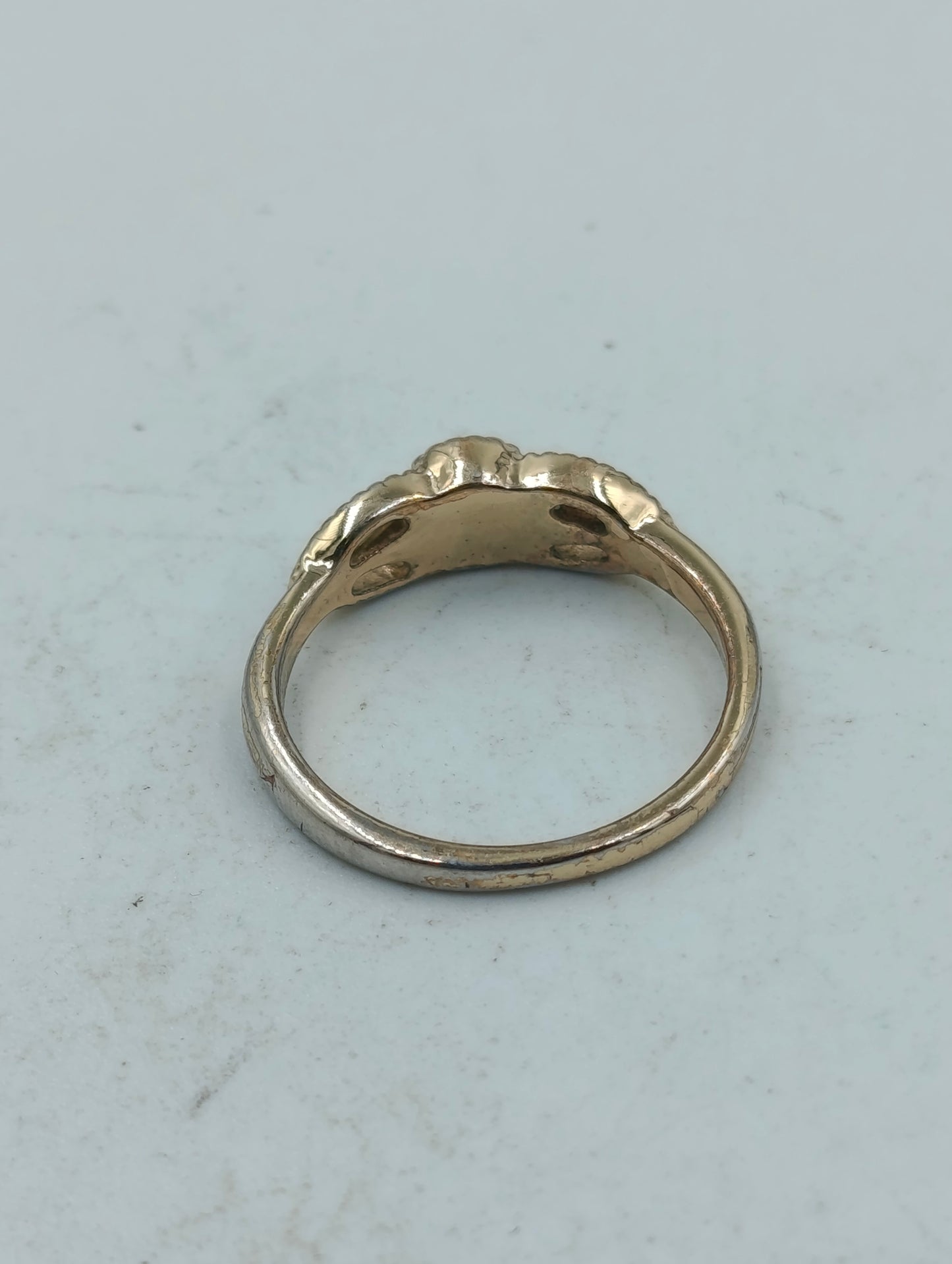 Feiner goldfarbener Ring mit klarem Stein filigran elegant Damenring