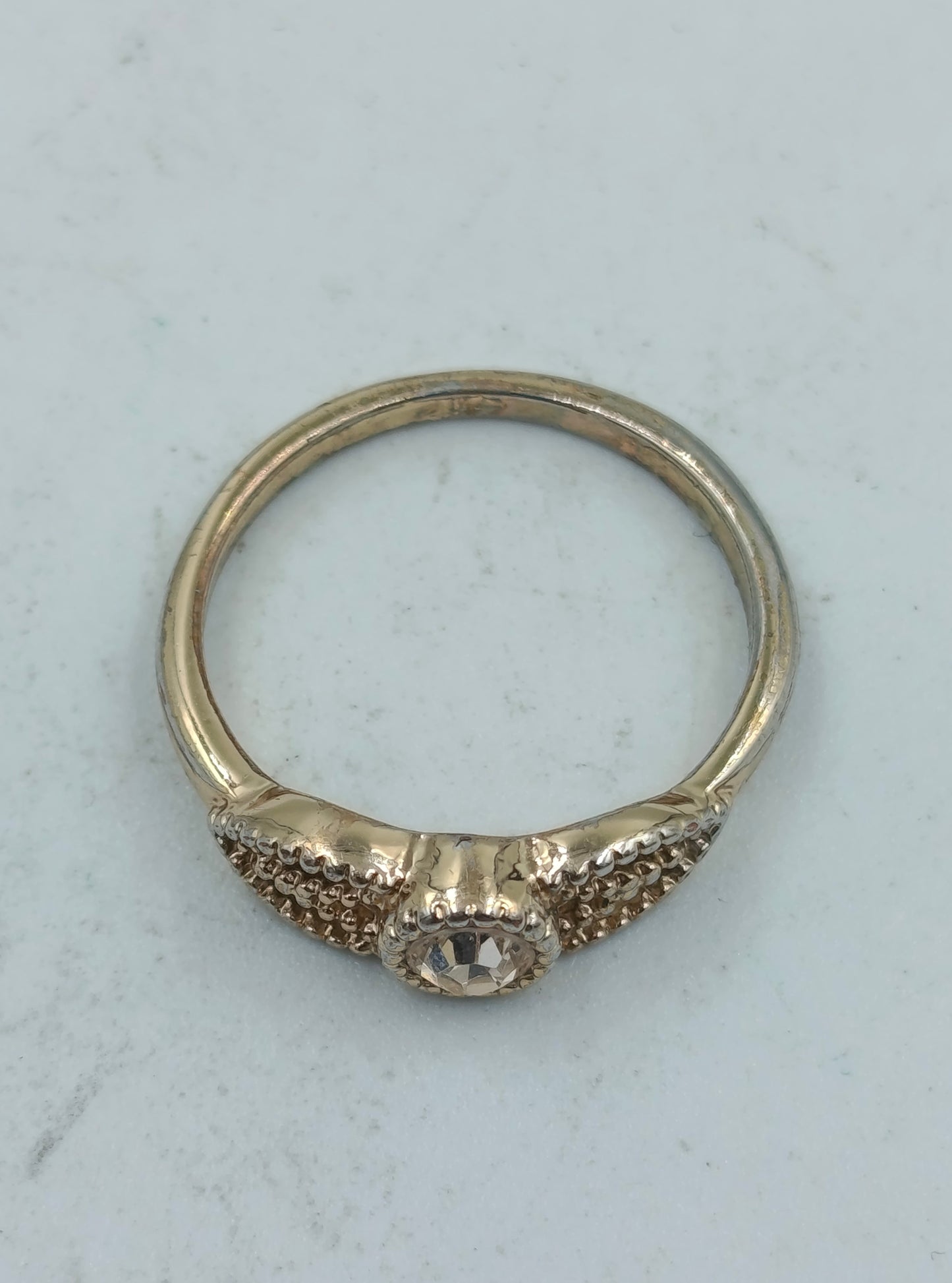 Feiner goldfarbener Ring mit klarem Stein filigran elegant Damenring