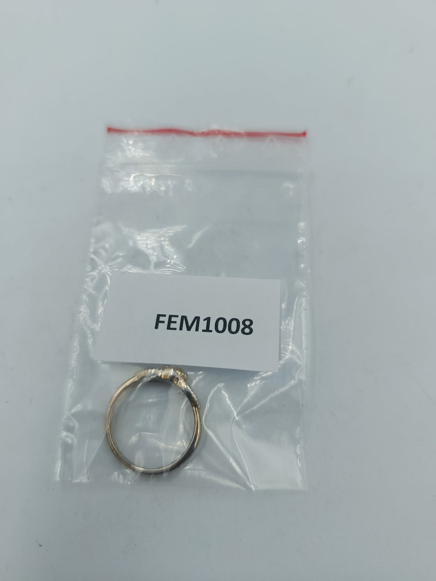 Feiner goldfarbener Ring mit klarem Stein filigran elegant Damenring