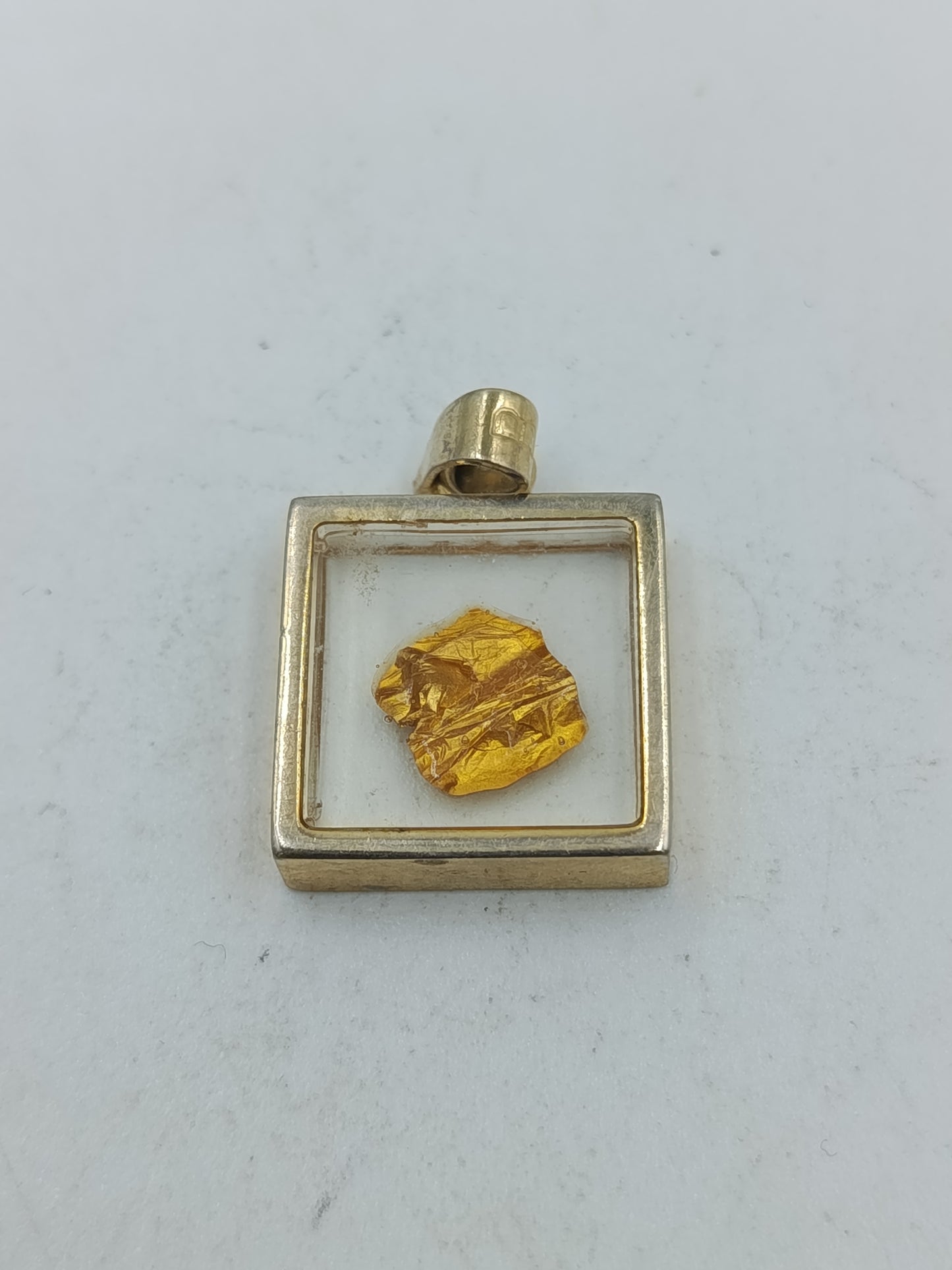 Anhänger mit Goldflitter im Glasrahmen quadratisch modern Schmuck