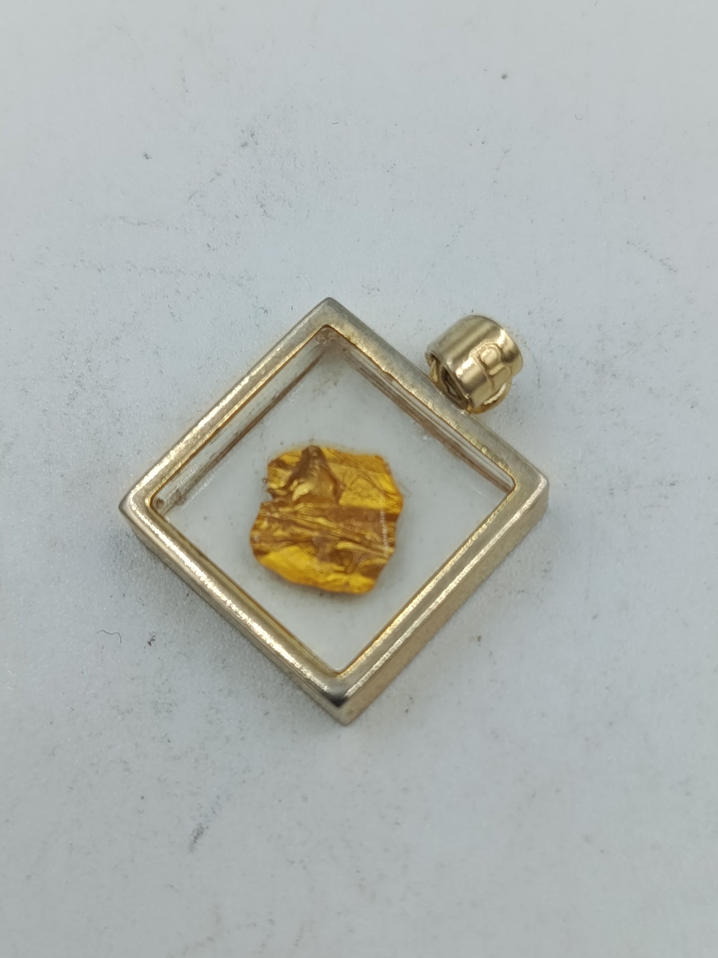 Anhänger mit Goldflitter im Glasrahmen quadratisch modern Schmuck