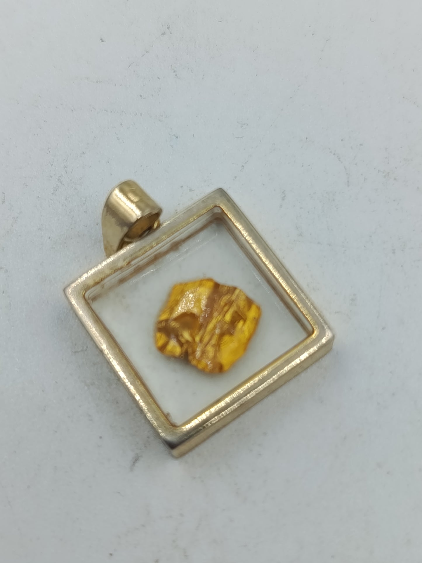 Anhänger mit Goldflitter im Glasrahmen quadratisch modern Schmuck