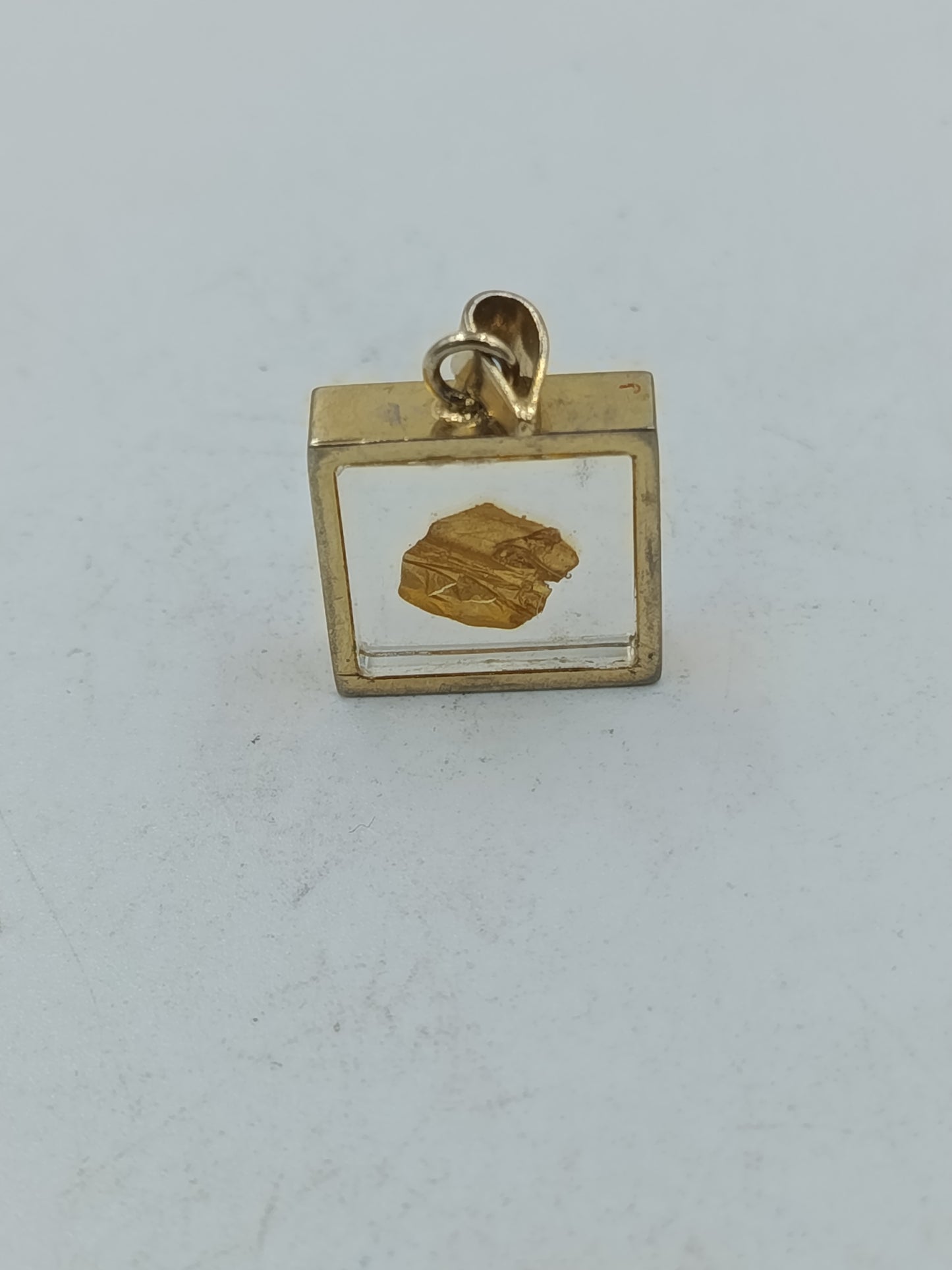 Anhänger mit Goldflitter im Glasrahmen quadratisch modern Schmuck