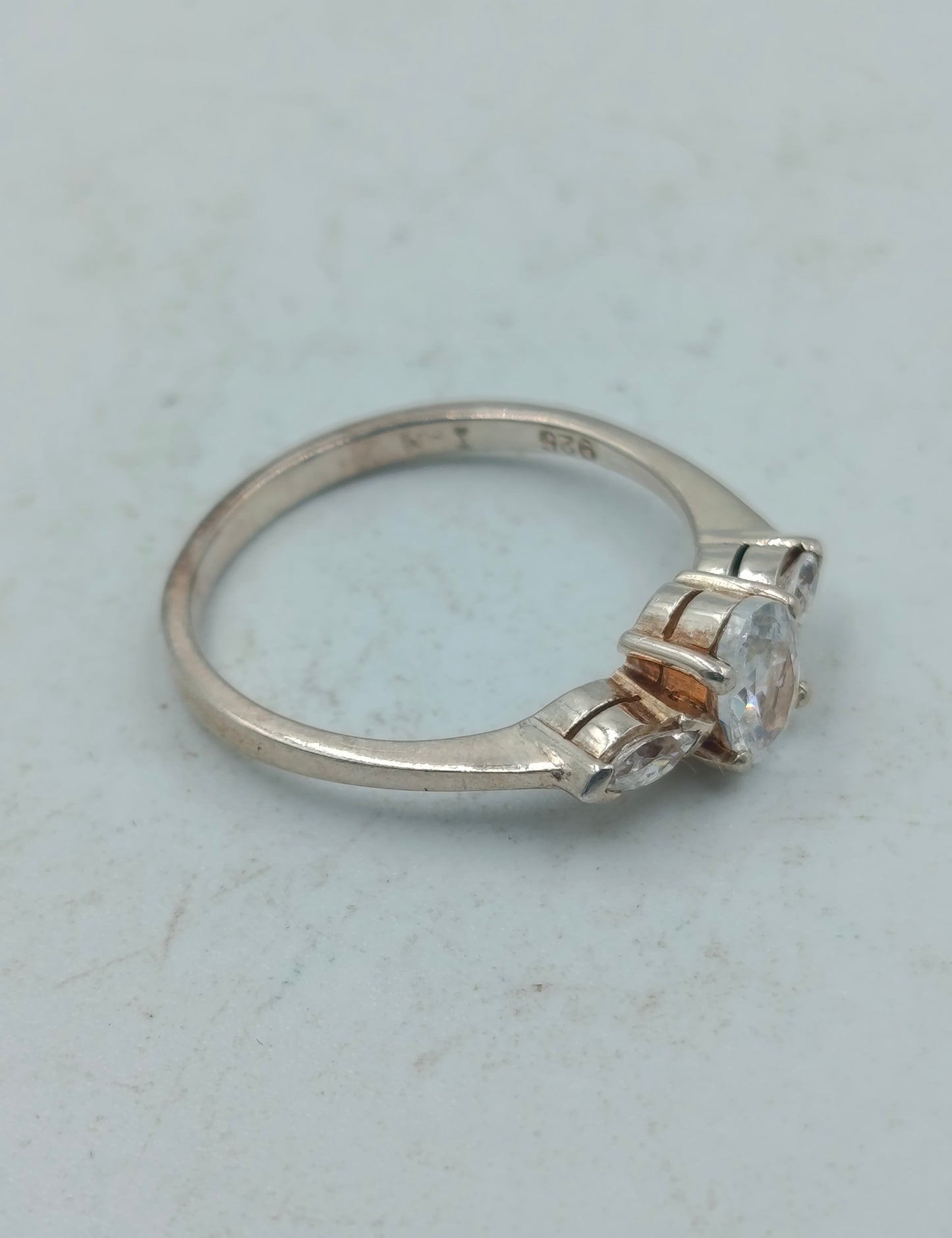 925 Silber Ring mit klaren Zirkonia Elegantes Design