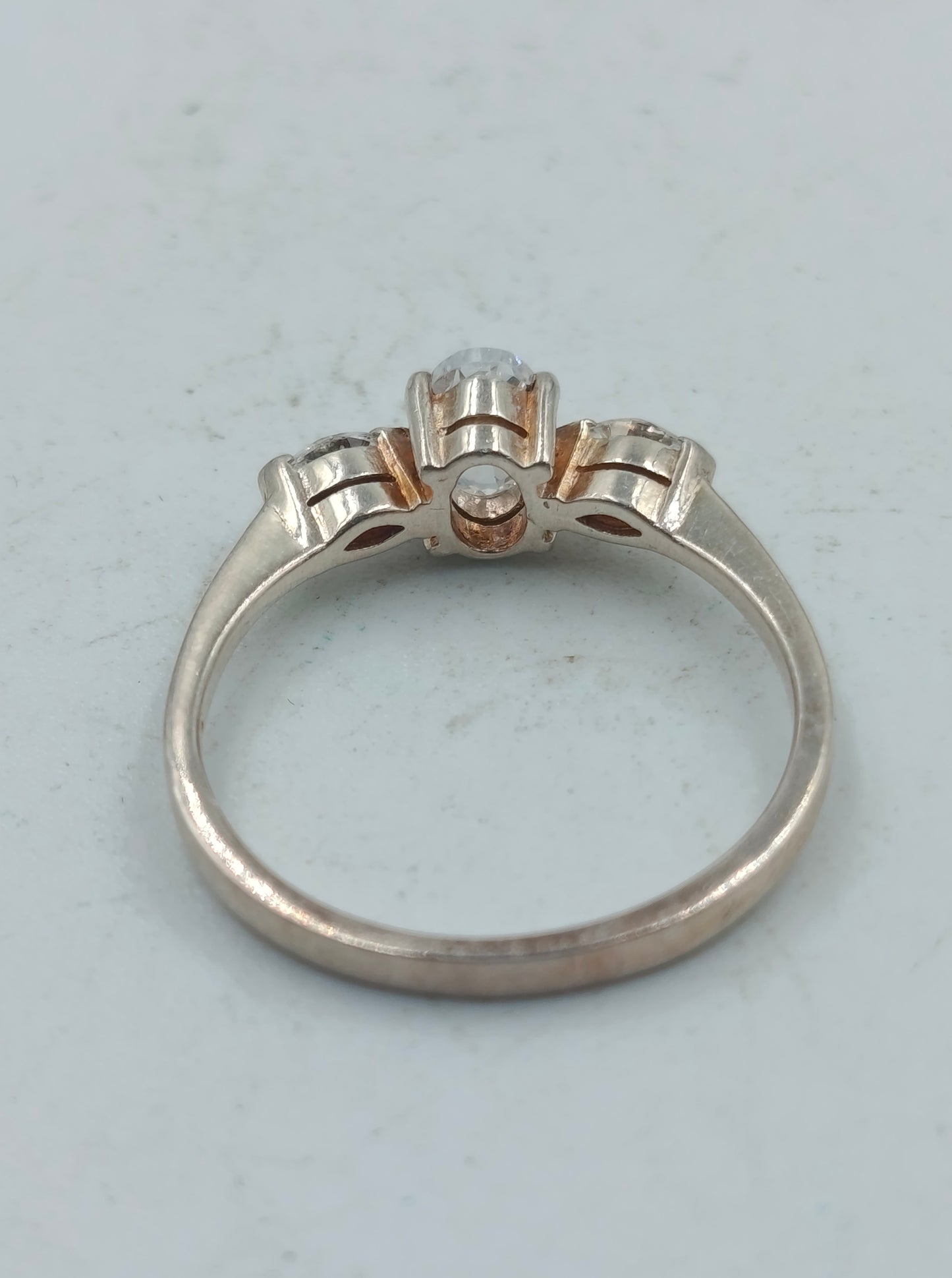 925 Silber Ring mit klaren Zirkonia Elegantes Design