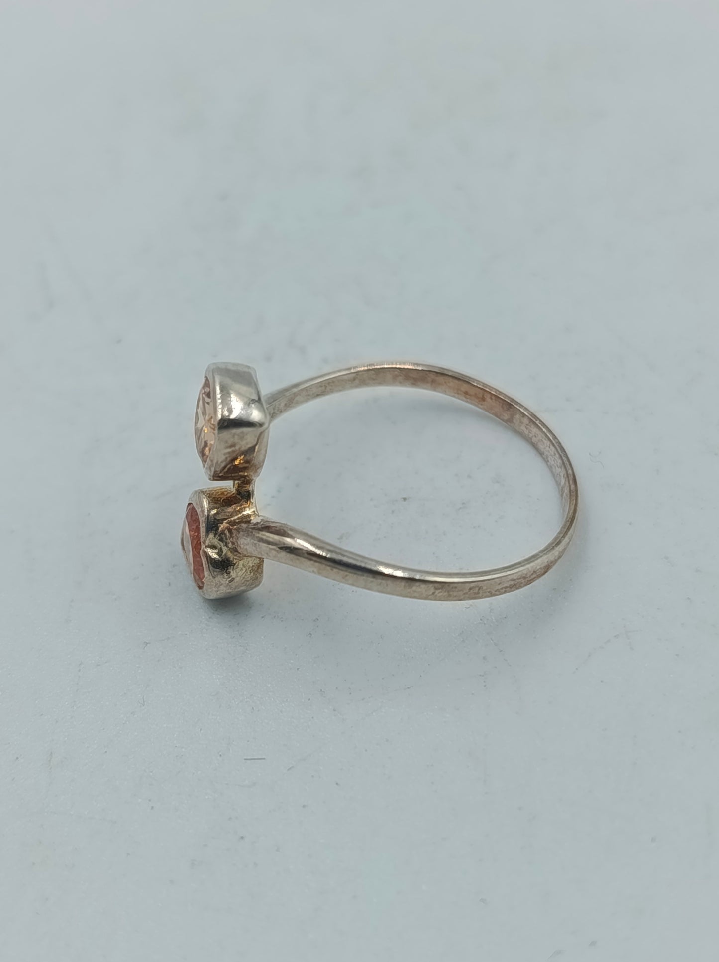 925 Silber Ring mit zwei herzförmigen Champagner Steinen