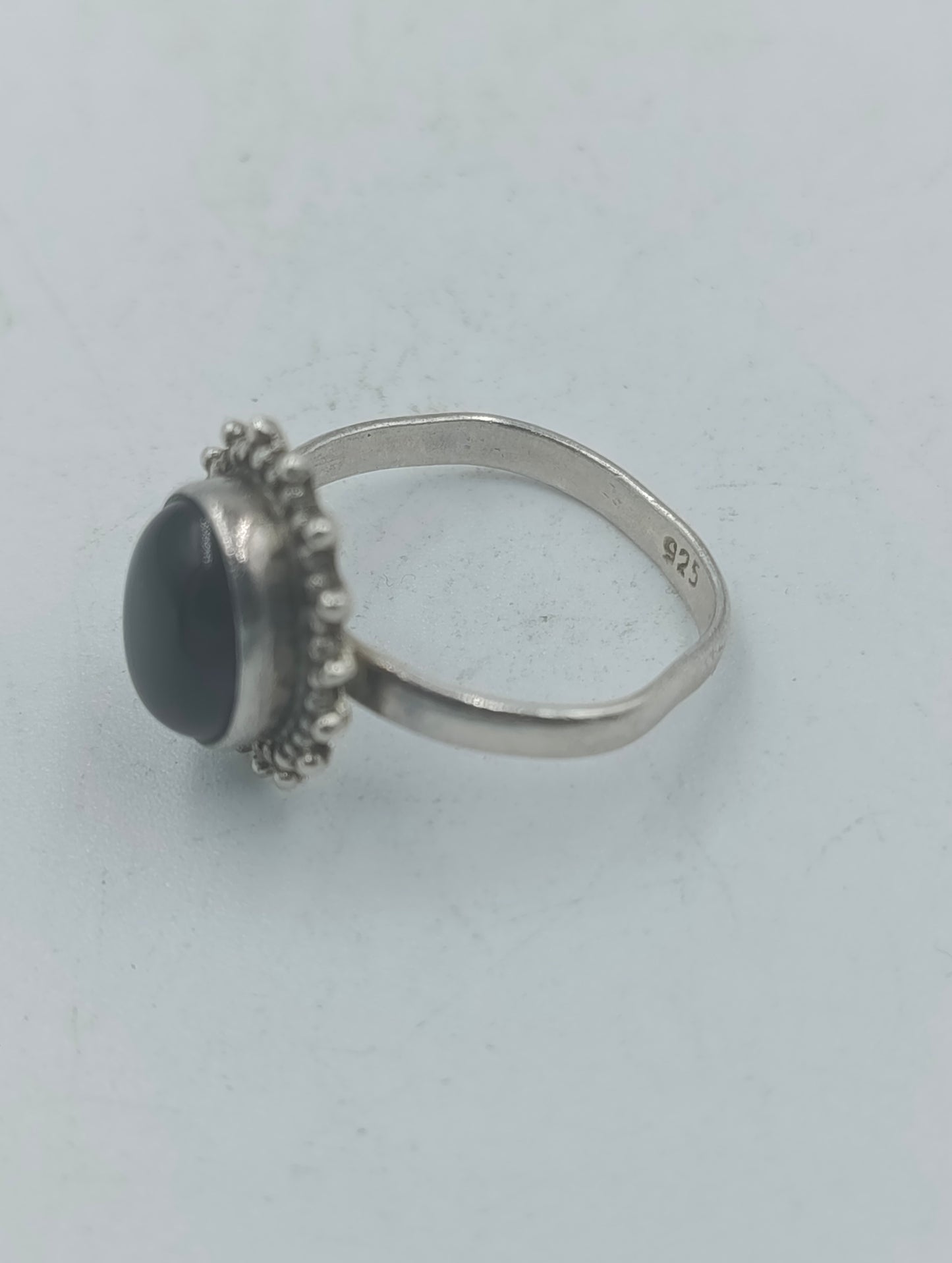 Schlichter 925 Silber Ring mit schwarzem Cabochonstein Zeitloses Design