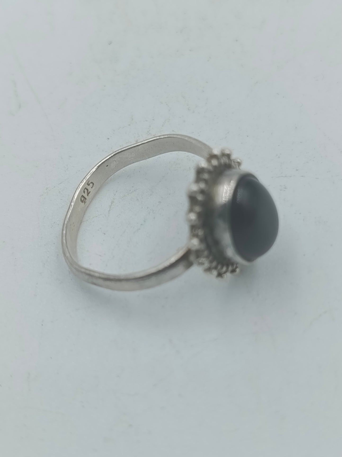 Schlichter 925 Silber Ring mit schwarzem Cabochonstein Zeitloses Design