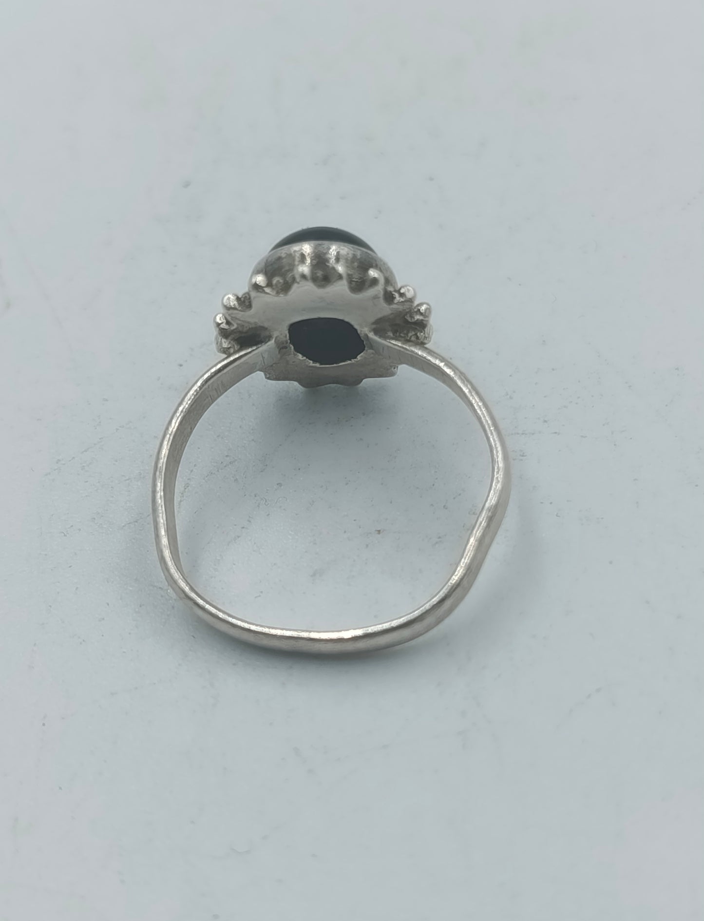 Schlichter 925 Silber Ring mit schwarzem Cabochonstein Zeitloses Design