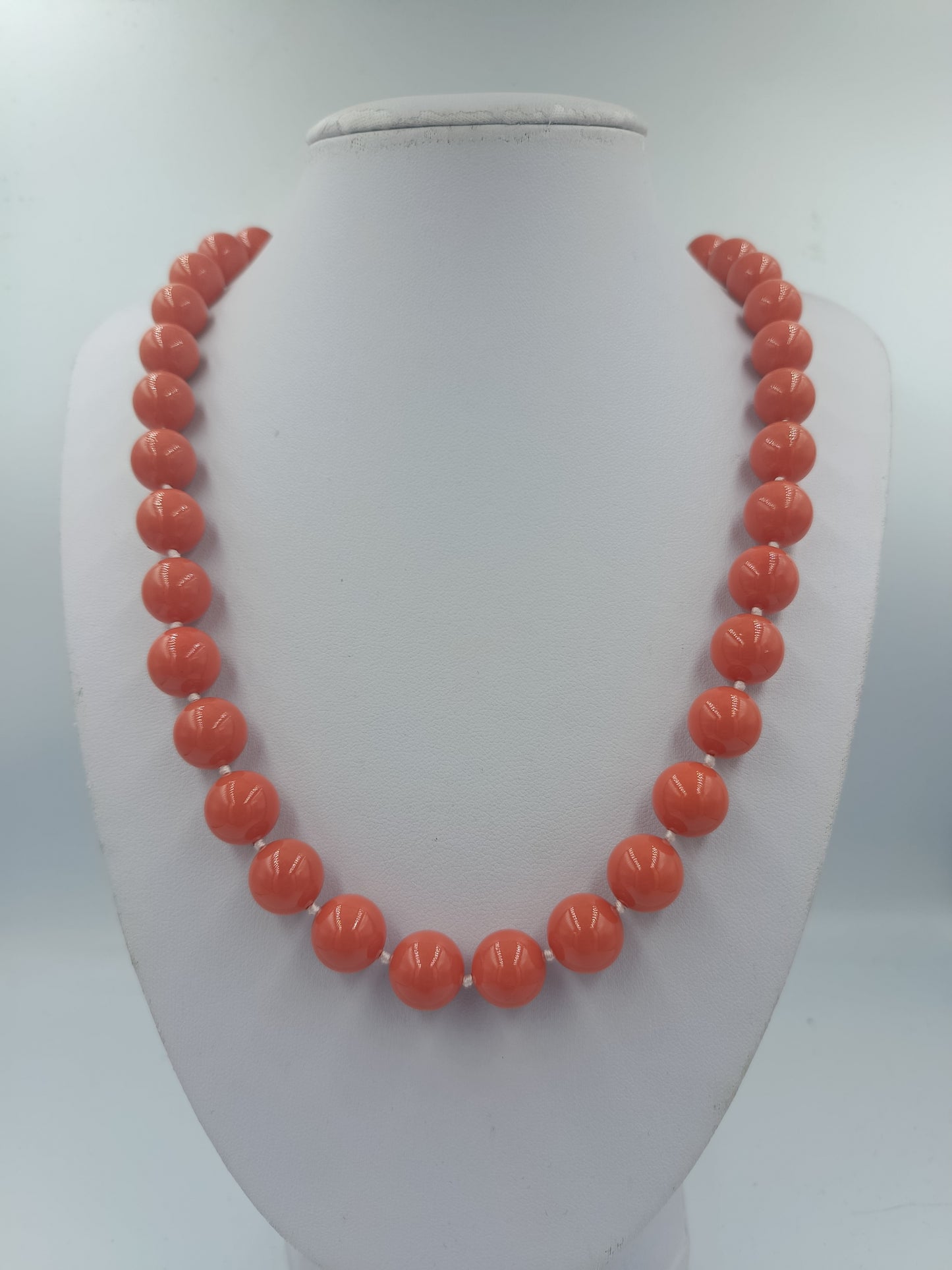 Korallenfarbene Perlenkette mit Goldverschluss 58 cm