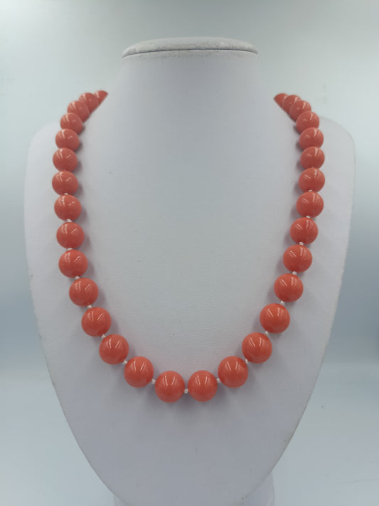 Korallenfarbene Perlenkette mit Goldverschluss 58 cm
