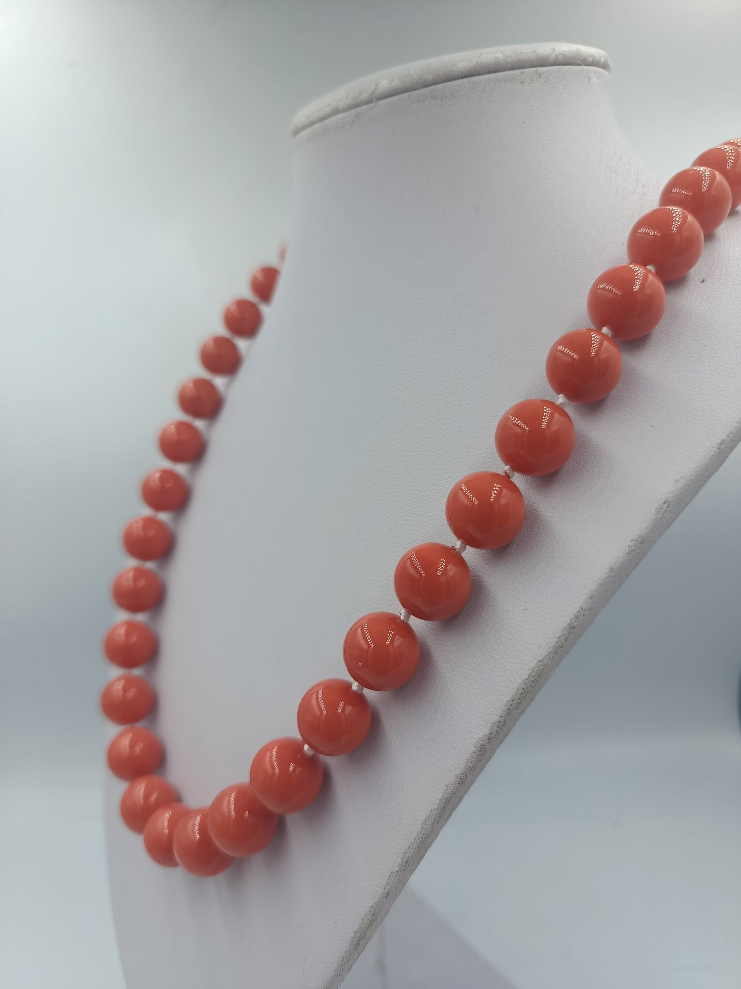 Korallenfarbene Perlenkette mit Goldverschluss 58 cm