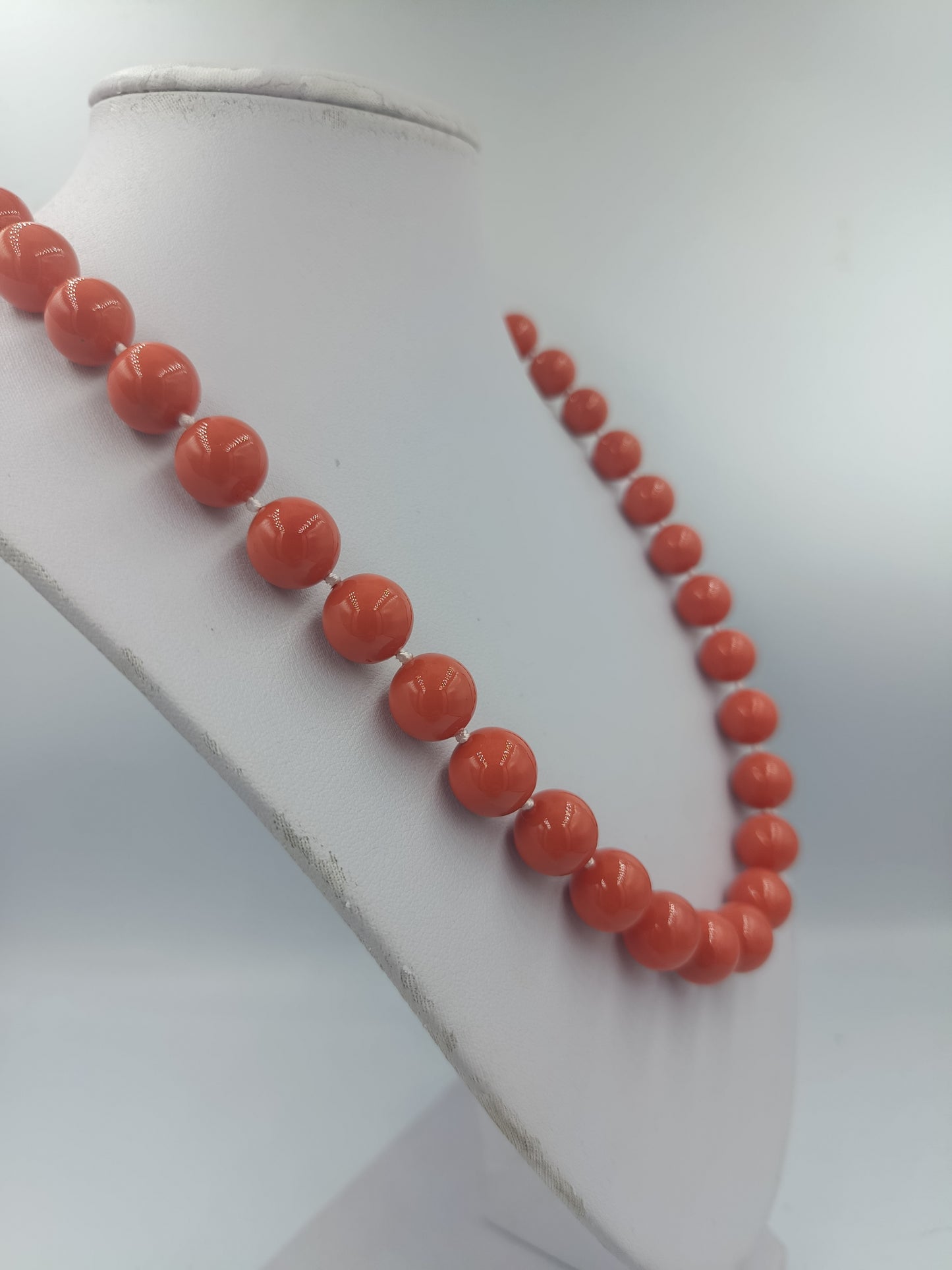 Korallenfarbene Perlenkette mit Goldverschluss 58 cm