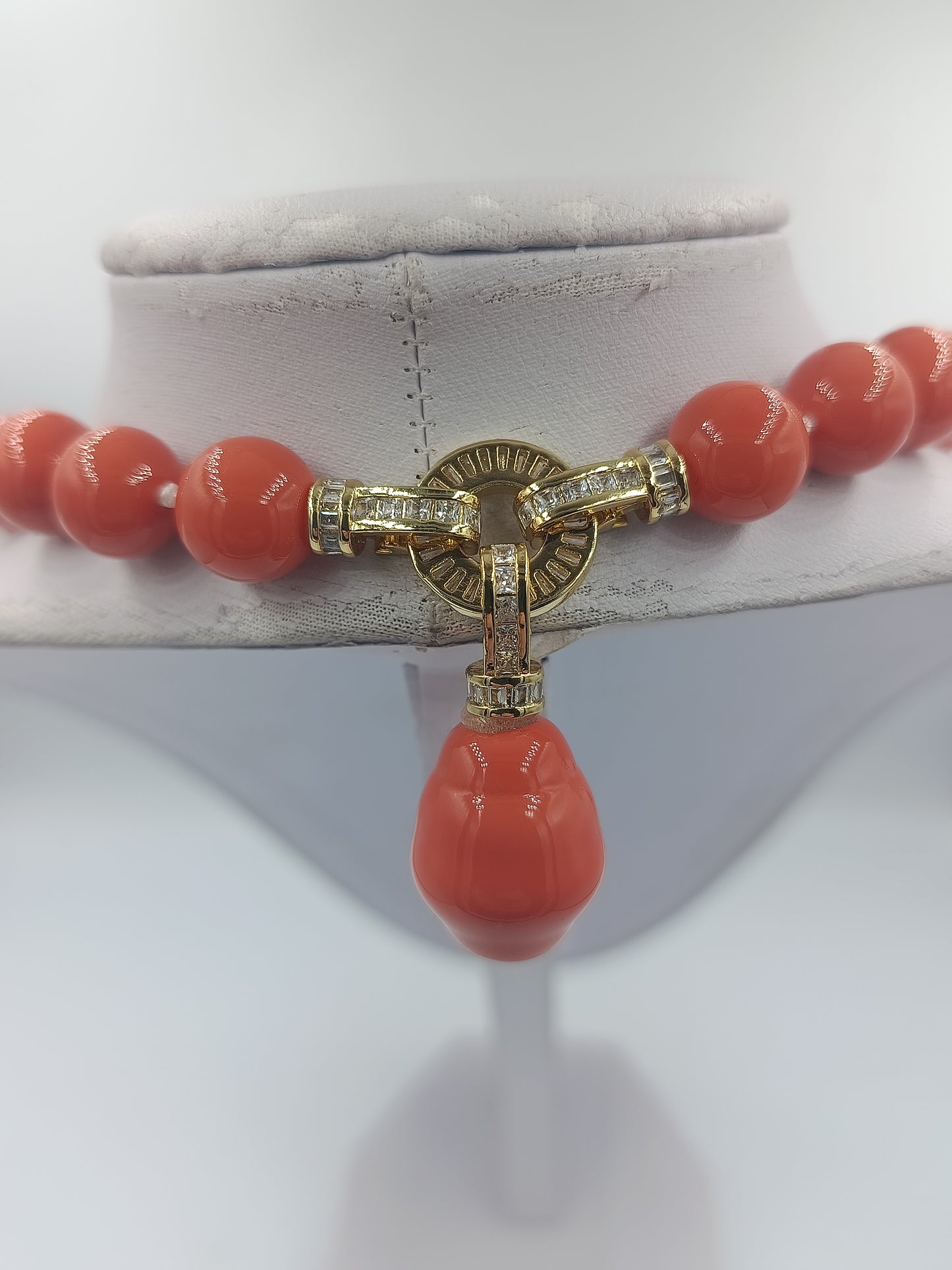 Korallenfarbene Perlenkette mit Goldverschluss 58 cm