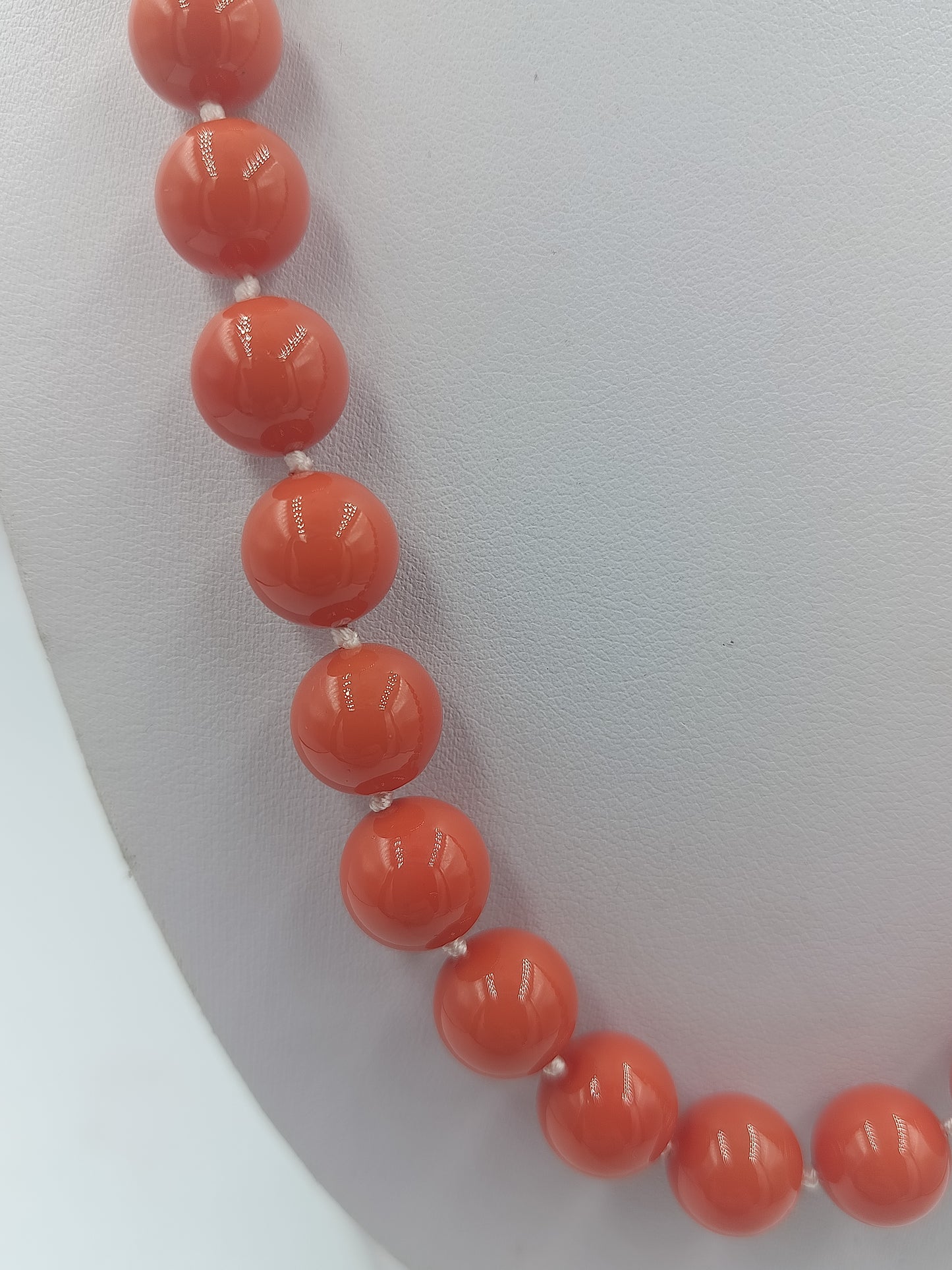 Korallenfarbene Perlenkette mit Goldverschluss 58 cm